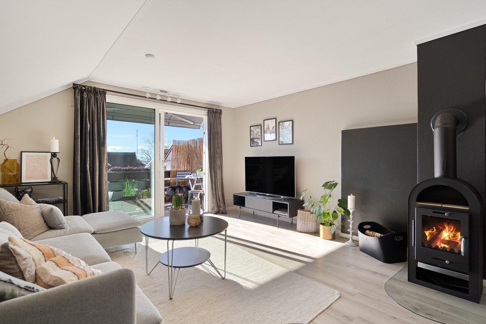 Stuen ligger i åpen løsning til kjøkkenet og har et møbleringsvennlig areal som gir god plass til både tv-lounge og spisebord. Galleribilde