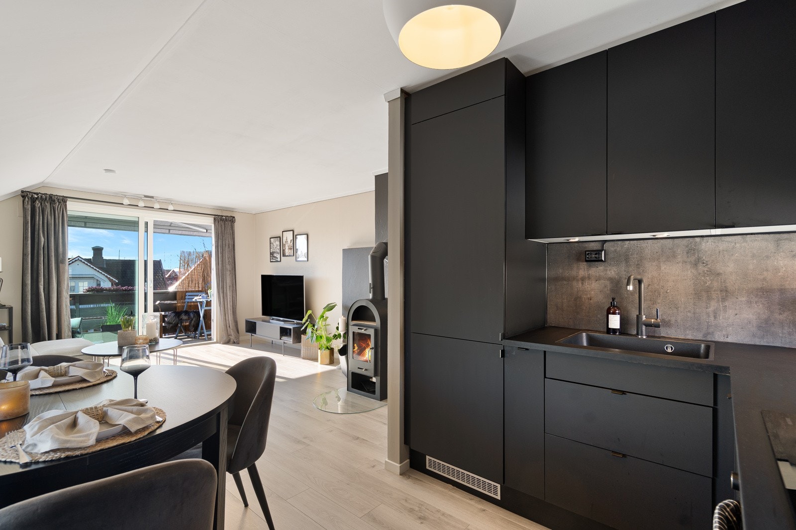 Velkommen til Hjulmaker Jakobsen vei 2 - en lys og romslig 2-roms selveierleilighet i andre etasje i tomannsbolig. Galleribilde