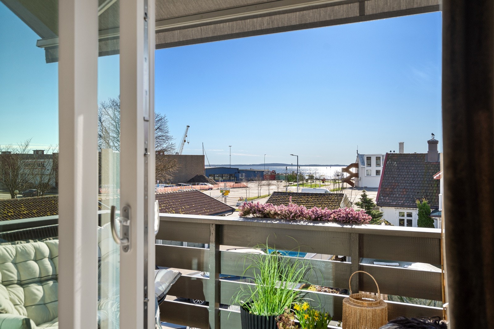 Rommet har store skyvedører ut til en deilig balkong, og ekstra hygge fra en peisovn. Galleribilde