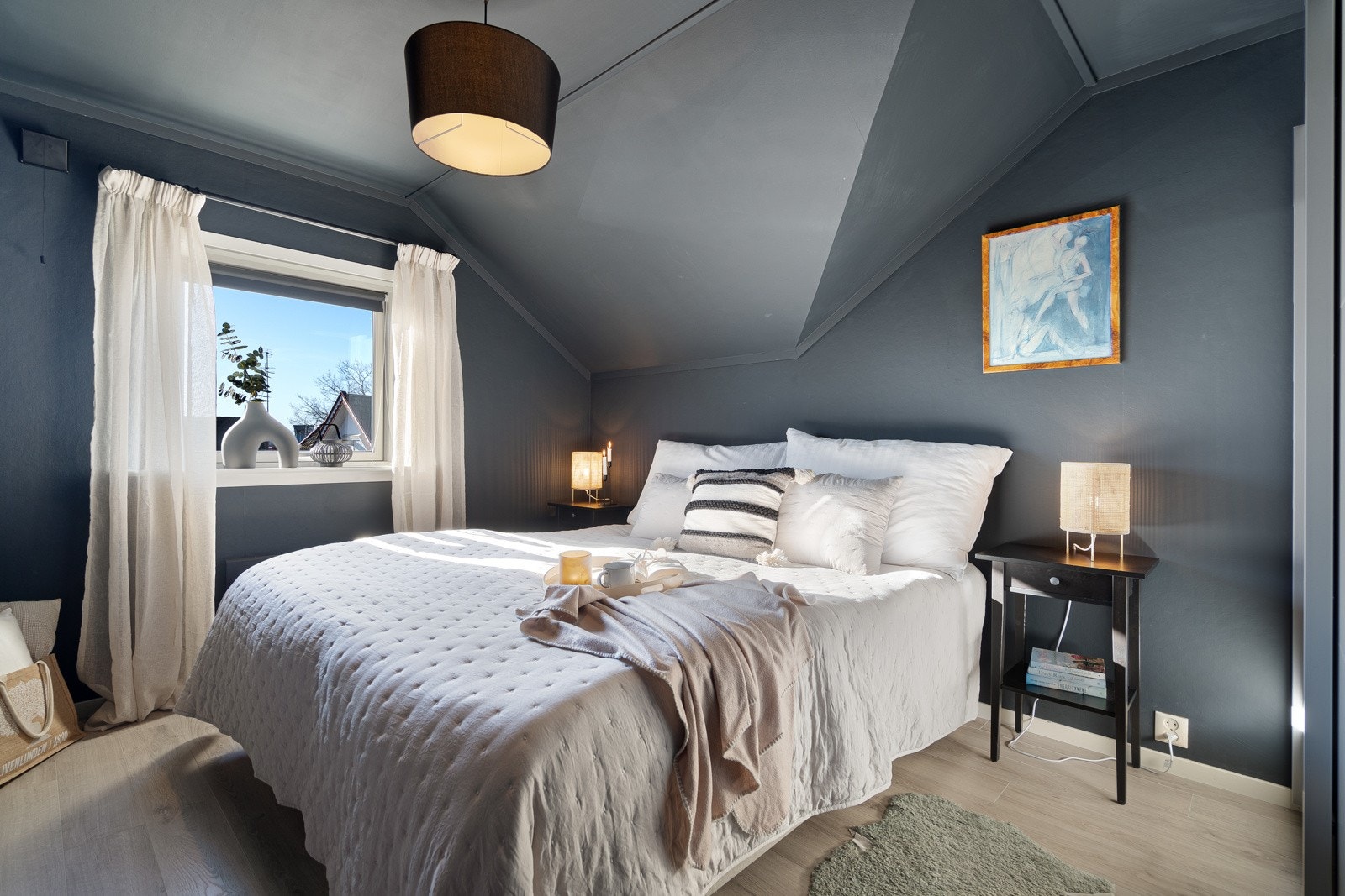 Soverommet er romslig med plass til både dobbeltseng og nattbord. Galleribilde