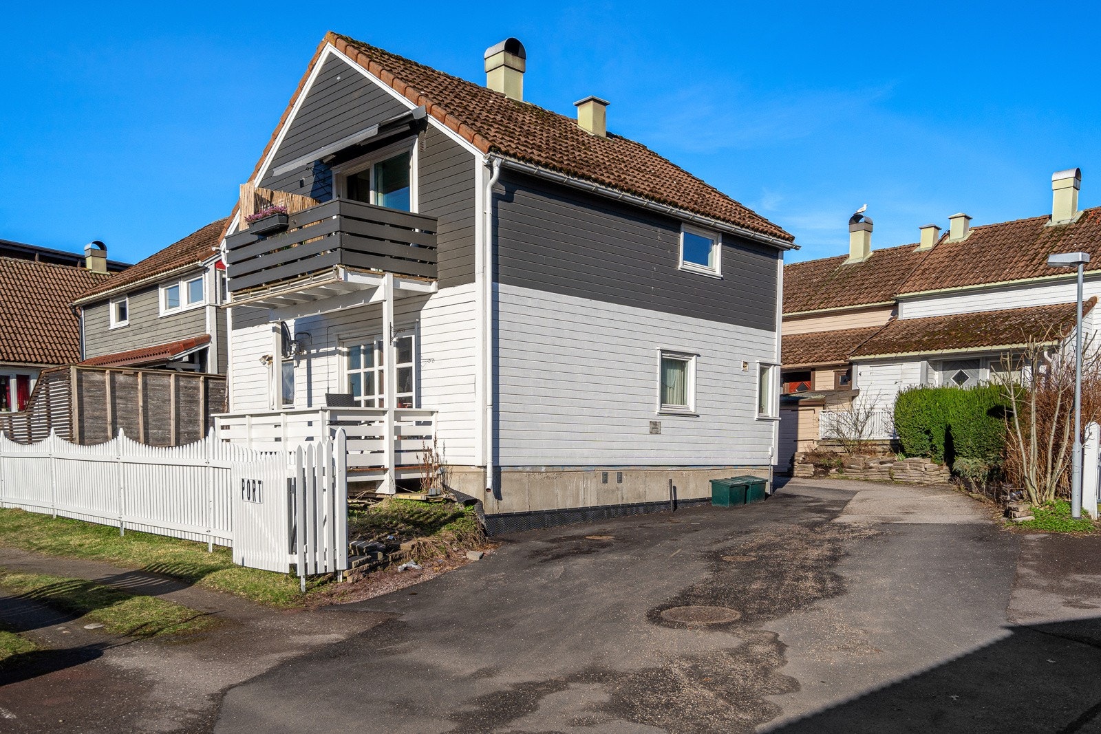 Leiligheten ligger i andre etasje i en horisontaldelt tomannsbolig, sentralt belligende. Galleribilde