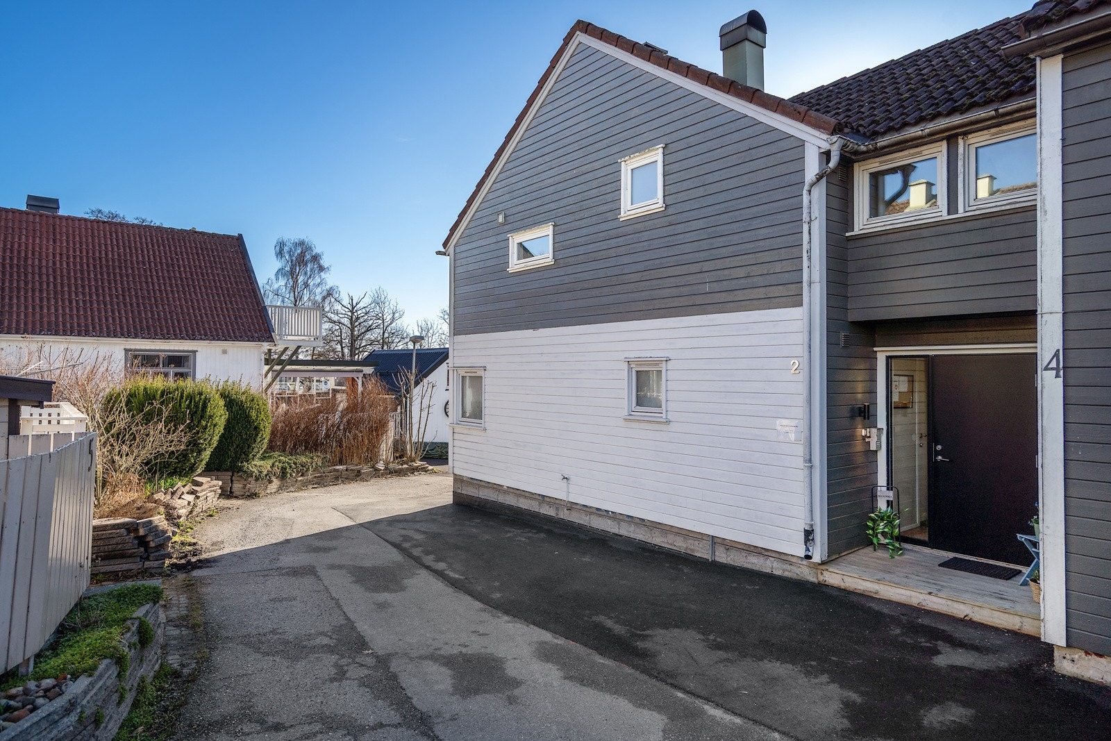 En biloppstillingsplass nede ved garasjer, og en rett utenfor inngangen. Her kan man også intallerede uttak til el-bil, med godkjennelse fra styret. Galleribilde