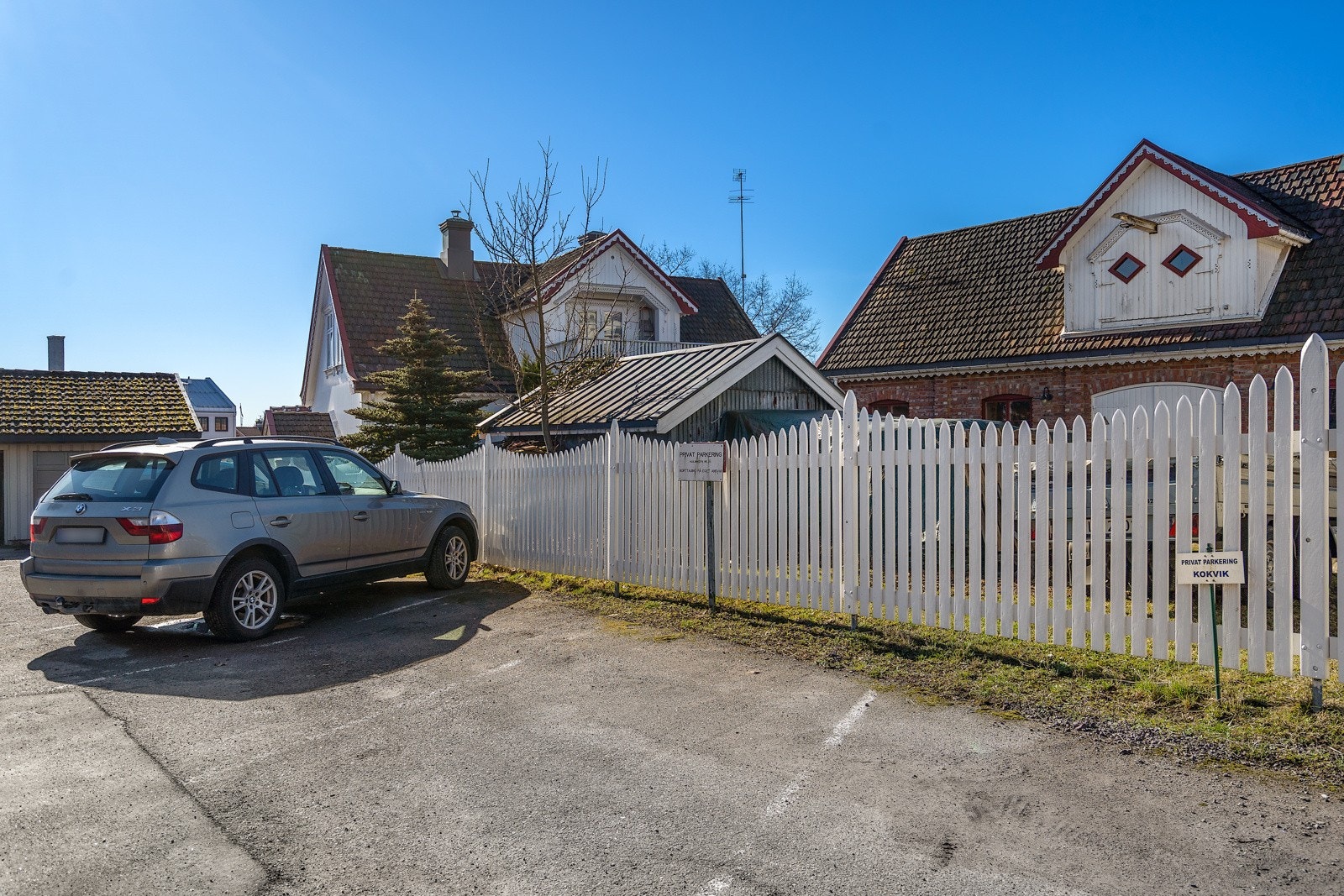 Parkeringsplass ved garasje. Galleribilde