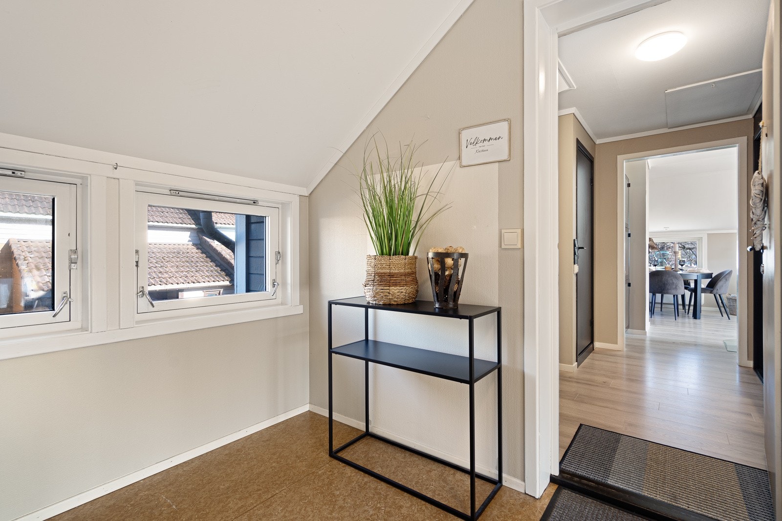 Leiligheten har adkomst via en trappegang med gulvbelegg og malte vegger i en trendy beigefarge. Galleribilde