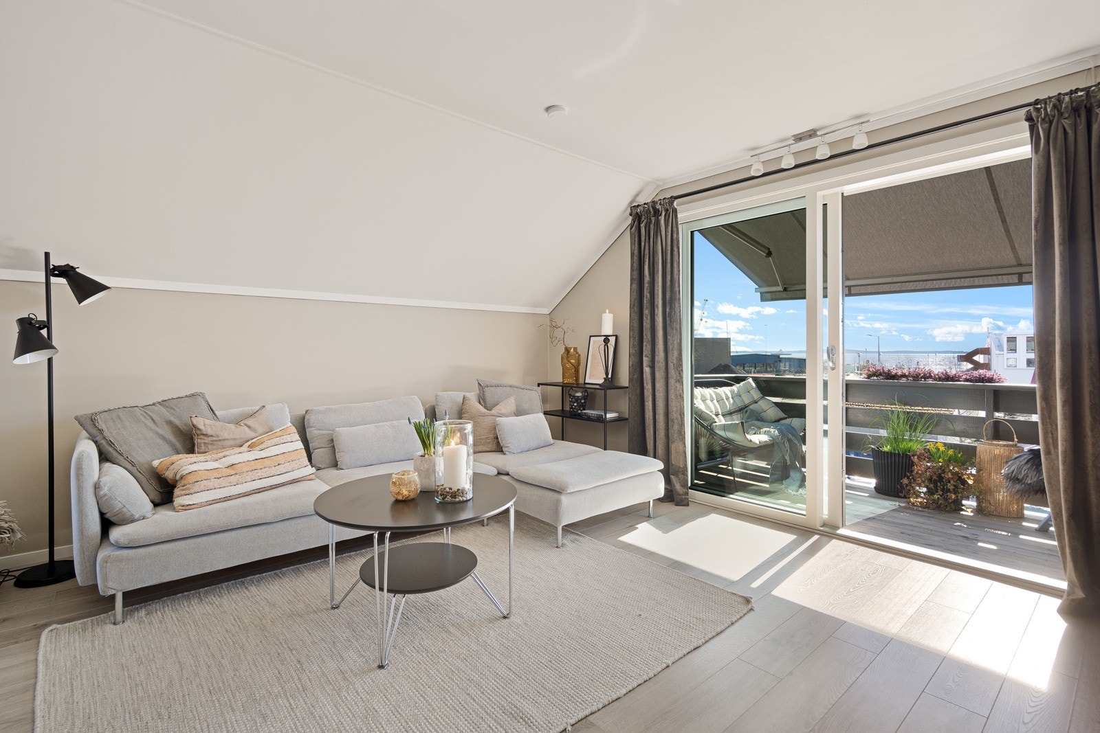 Leiligheten har enstavs laminatgulv og veggflatene er malt opp i moderne beigetoner i entré og stue. Galleribilde