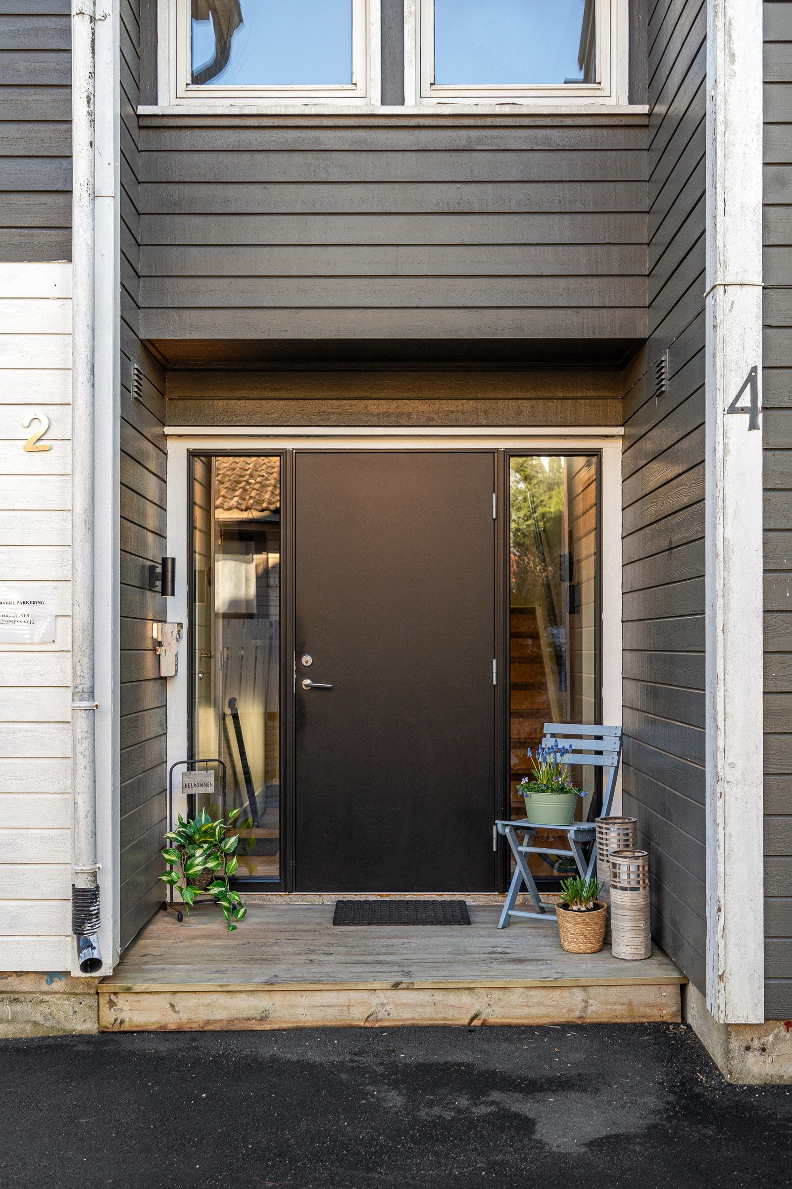 Hyggelig inngangsparti til felles oppgang. Galleribilde