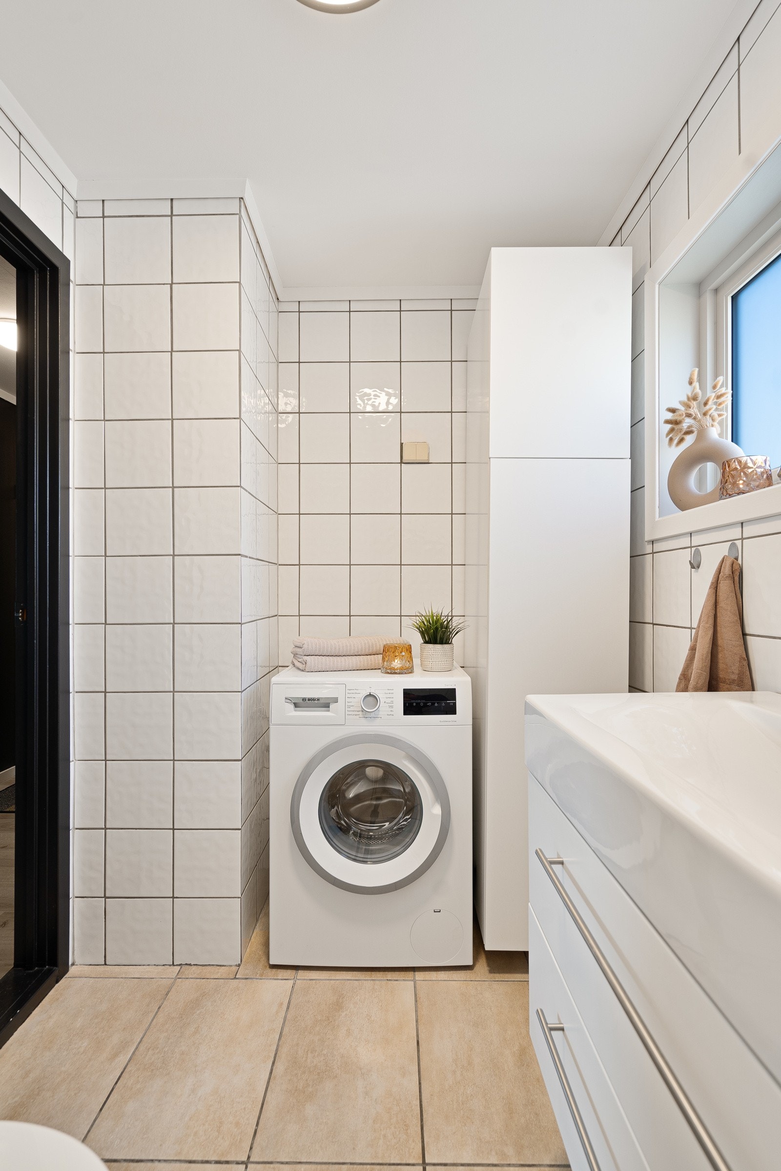 Rommet har også et vindu med frostet glass og opplegg for vaskemaskin. Galleribilde