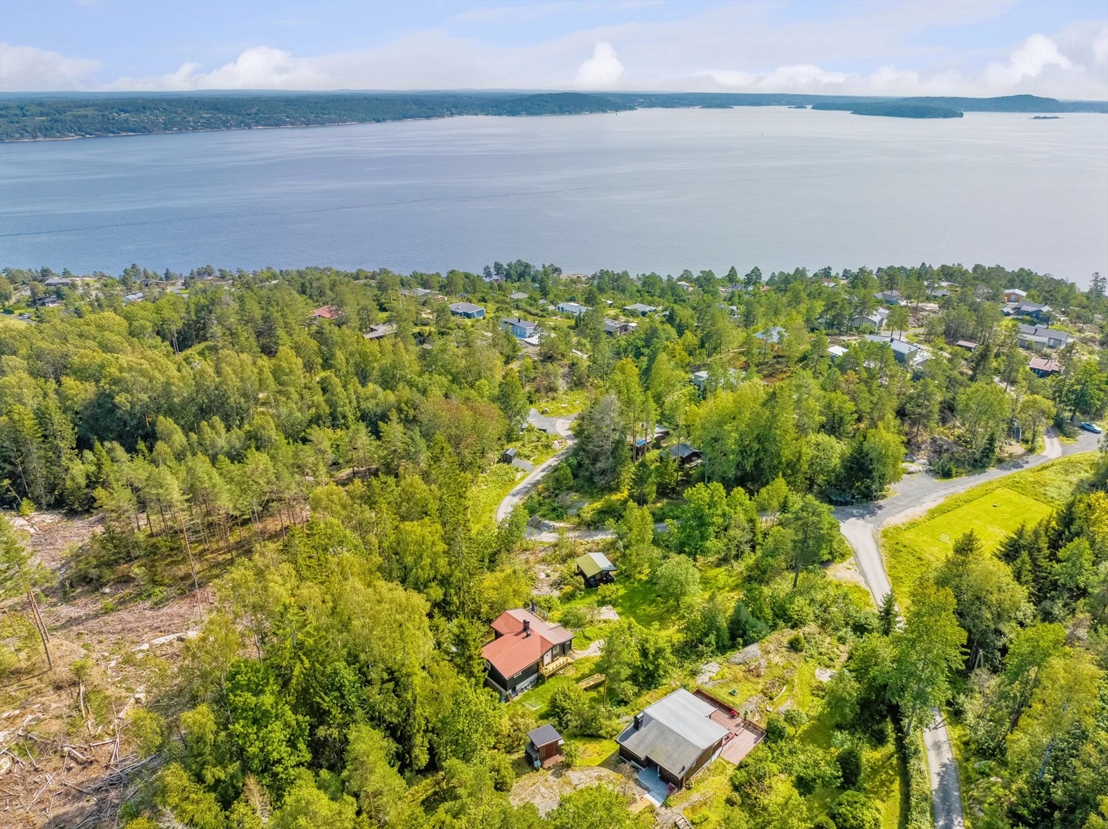 Hytta er en del av Røedstøa vel, et attraktivt hyttefelt mellom Filtvet og Tofte. Galleribilde