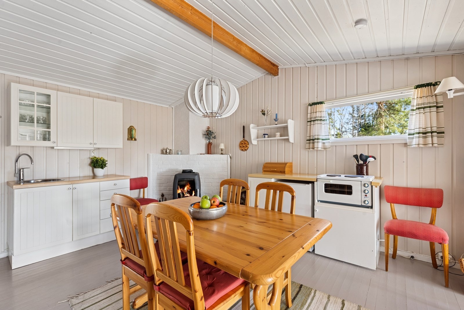 Spisestue med plass til flere rundt bordet. Moderne peis som varmer godt. Galleribilde