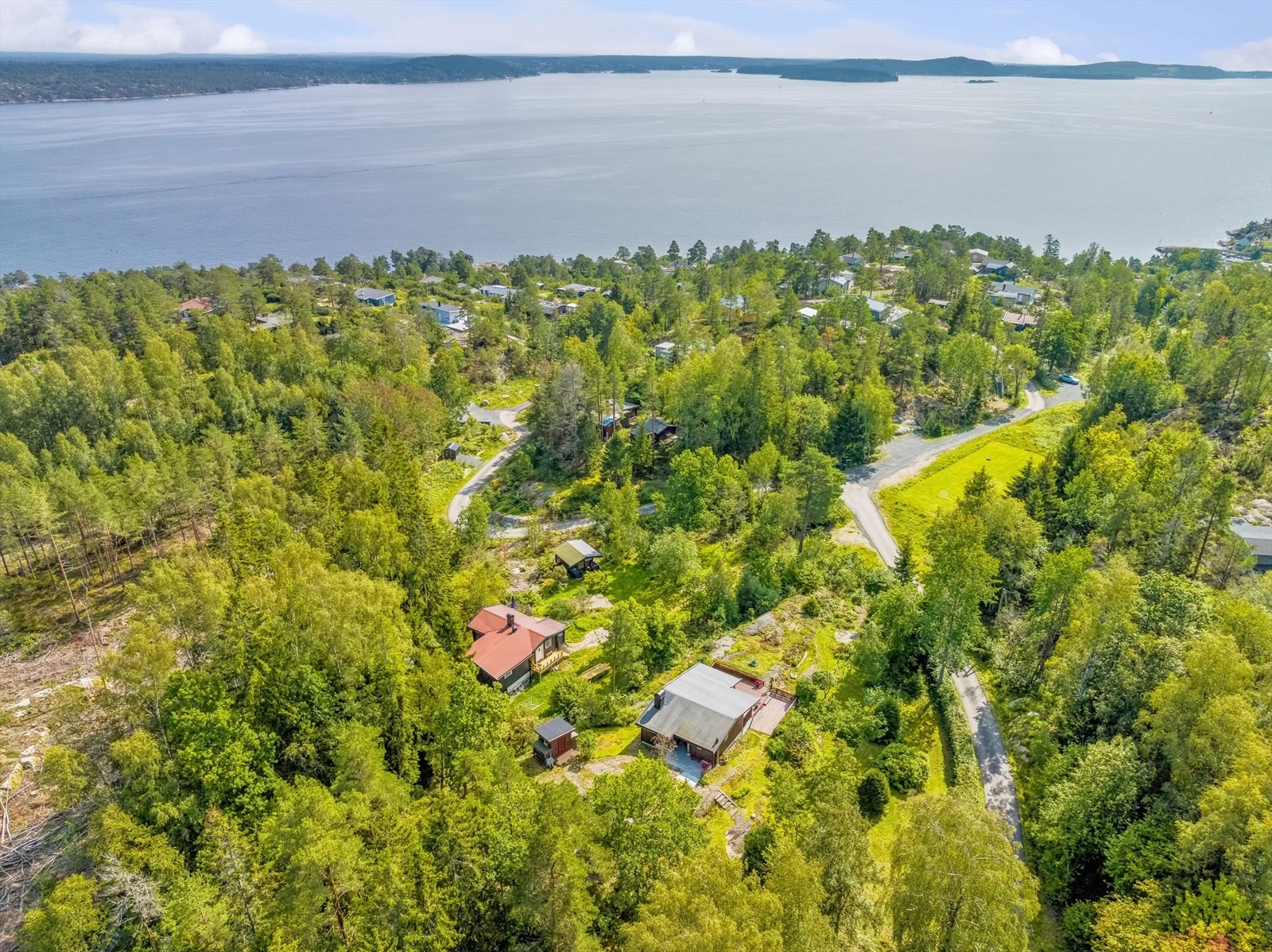 Få minutters gange ned til flere badestrender og svaberg. Galleribilde