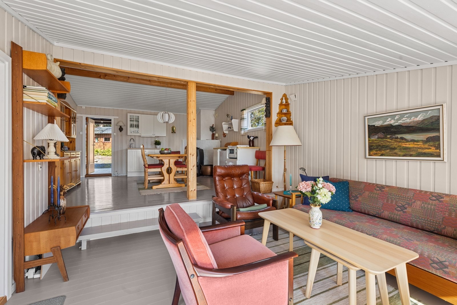 Gode møbleringsmuligheter i stuen. Her er det plass til sofaseksjon og øvrig møblement. Galleribilde