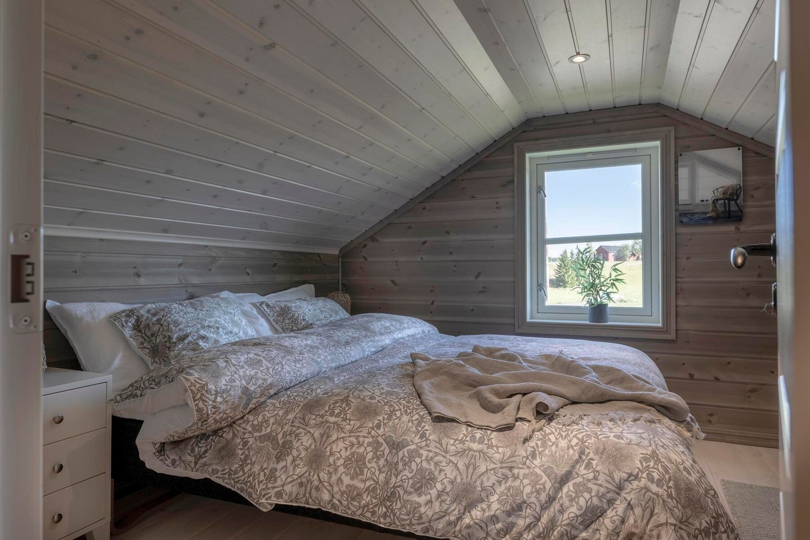 Hemsen har et gulvareal på 40m2 og gir god ekstra plass.
Foto fra en tilsvarende hytte Galleribilde