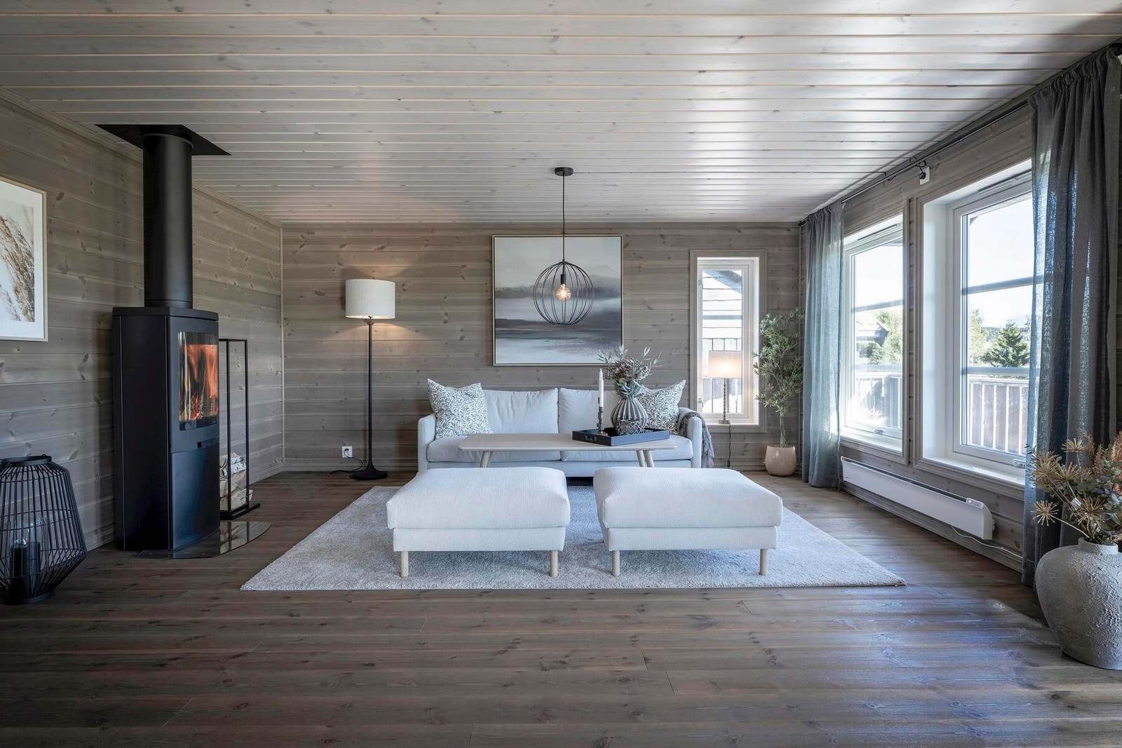 Stue/kjøkken er på hele 37m2 og med god plass til familie og venner. Foto fra en tilsvarende hytte. Galleribilde