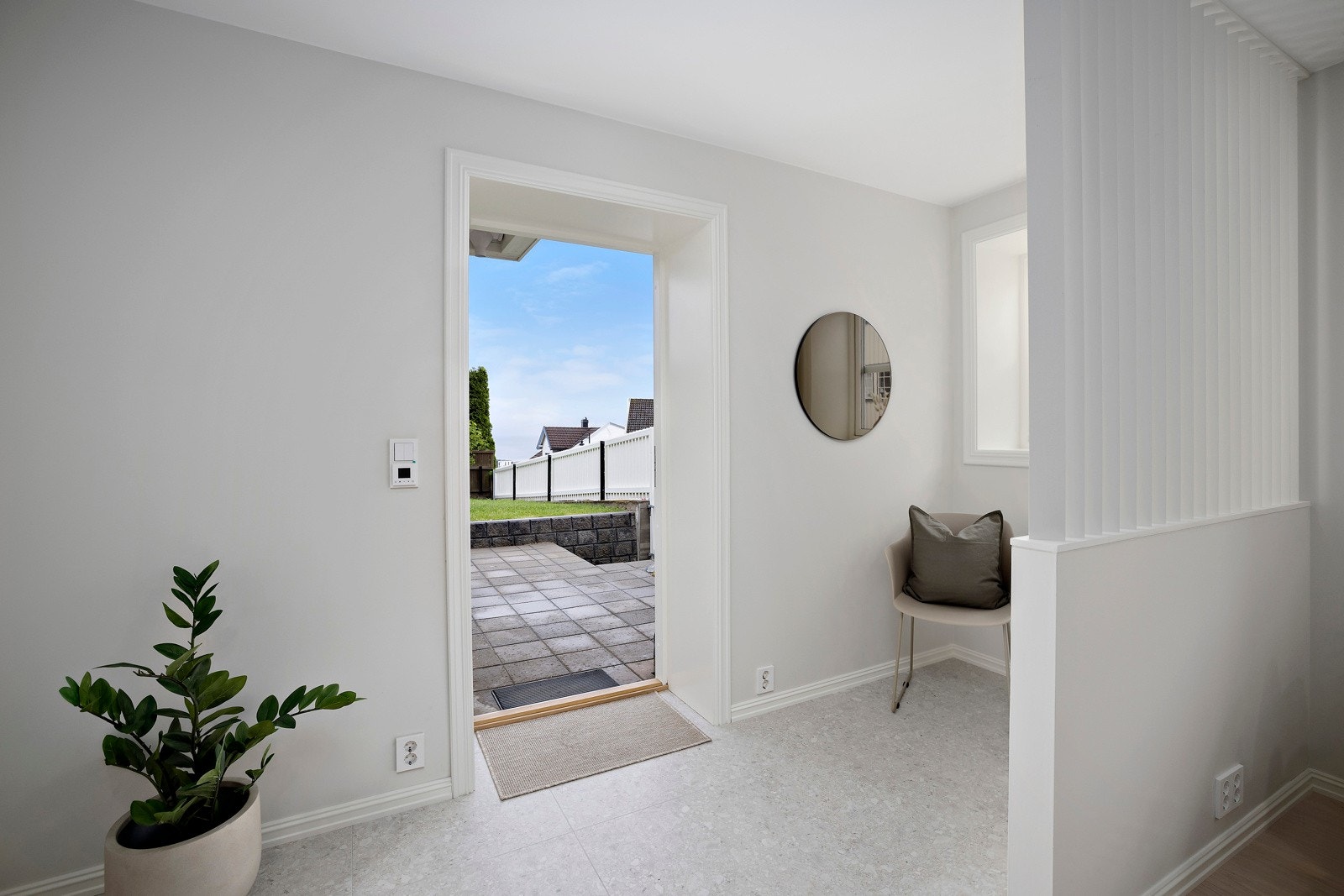 Leiligheten har adkomst fra en hellelagt markterrasse på ca. 16 kvm, til en lys og innbydende entré med flislagt gulv. Galleribilde