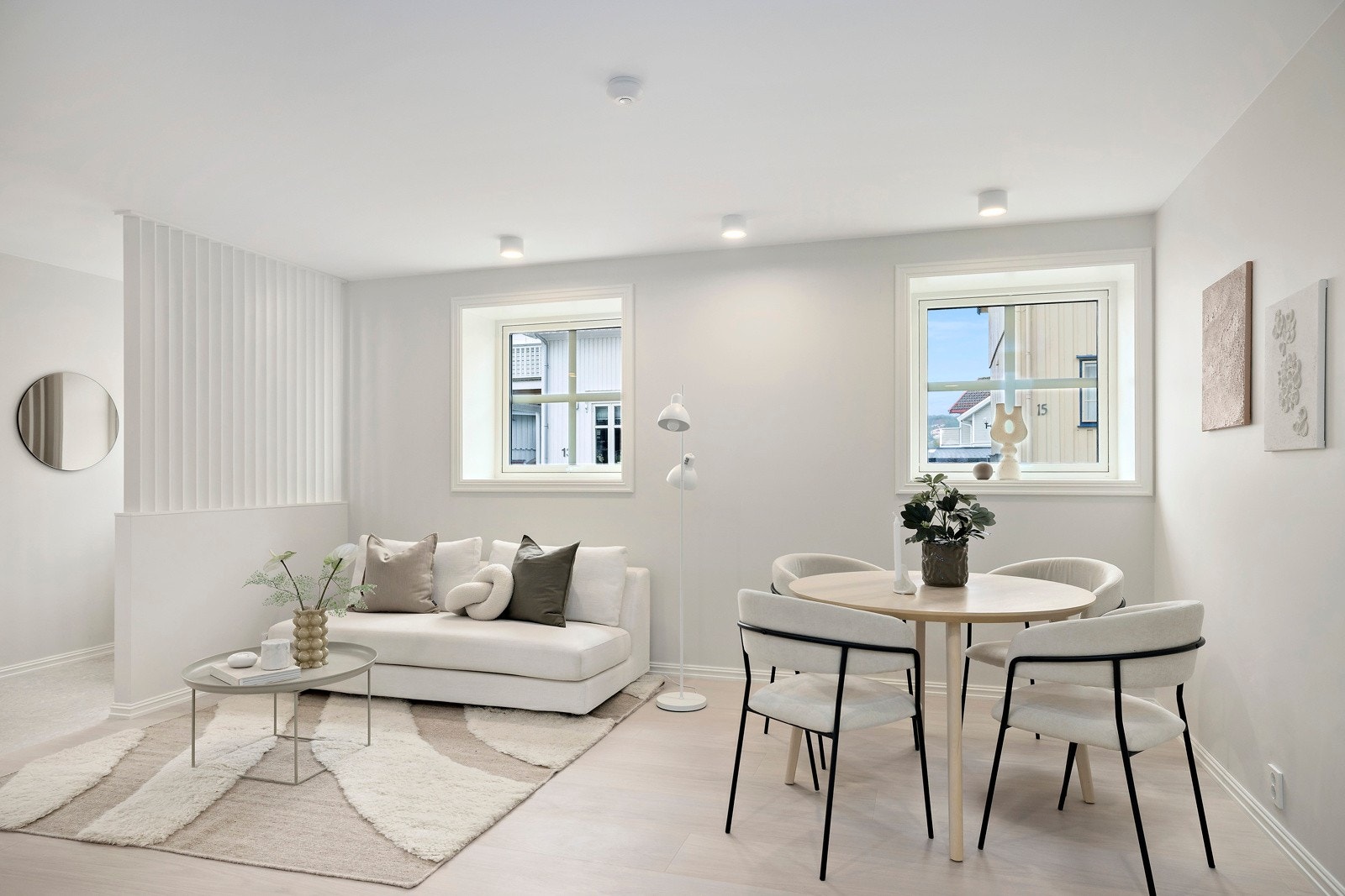 Stuen er et sosialt rom i åpen løsning med entré og kjøkken. Her er det god plass til sofa, tv-løsning og spisebord. Galleribilde