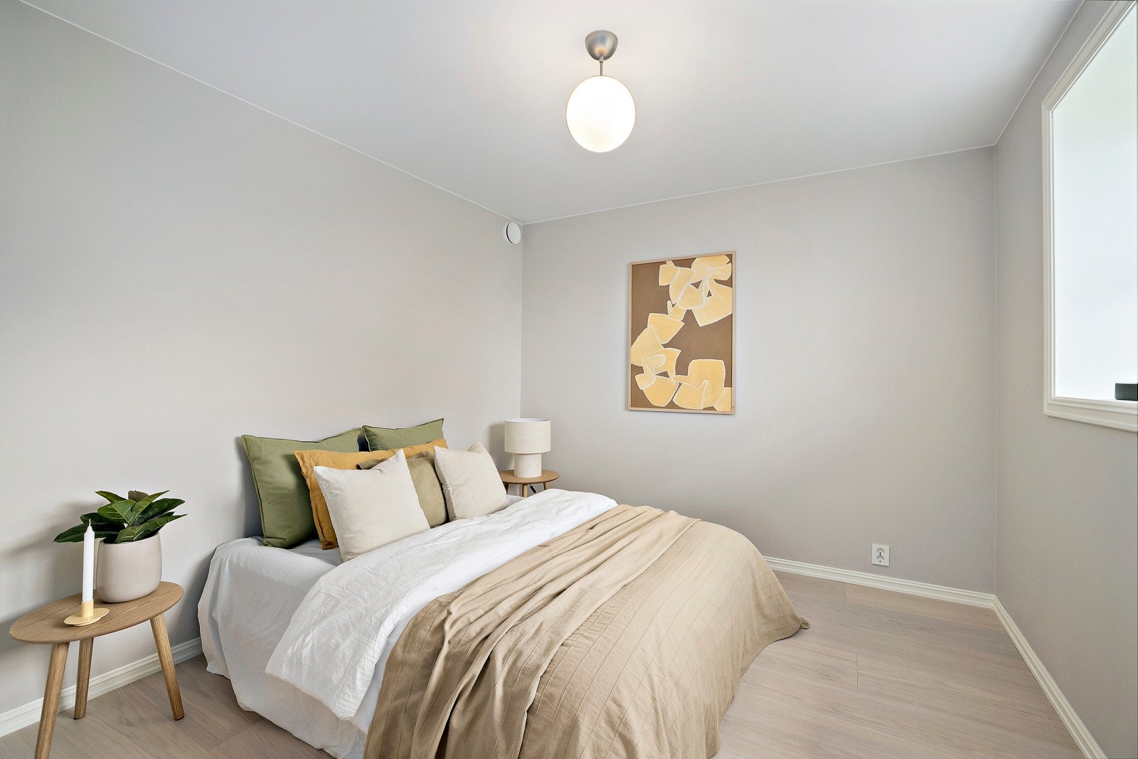 Hovedsoverommet har god plass til dobbeltseng, nattbord og garderobeløsning. Galleribilde