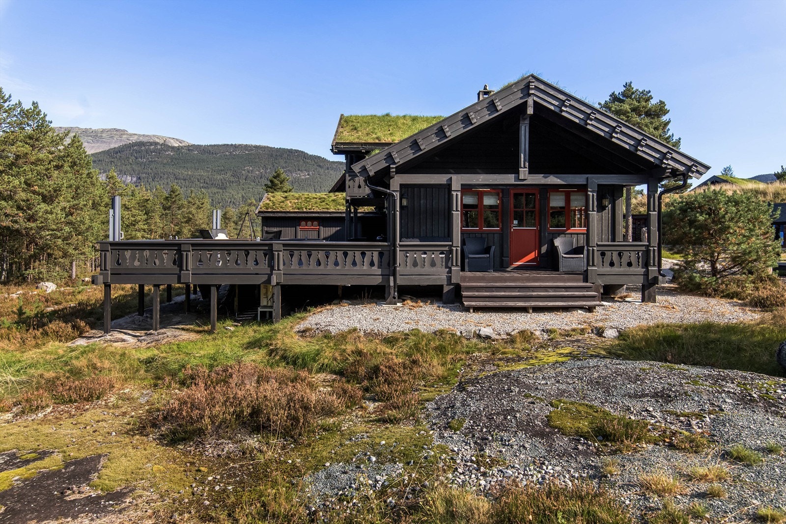 Utgang til overbygget terrasse fra stuen Galleribilde
