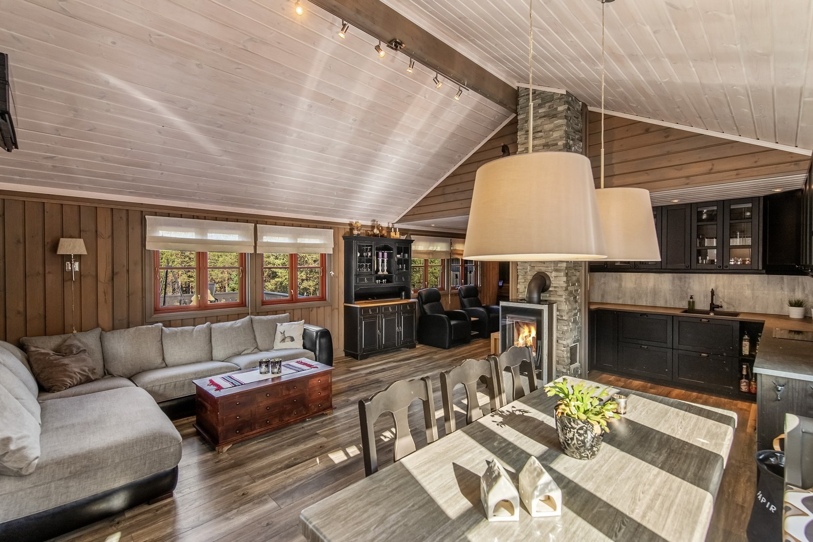 Smakfullt innredet i varme og delikate farge- og materialvalg Galleribilde