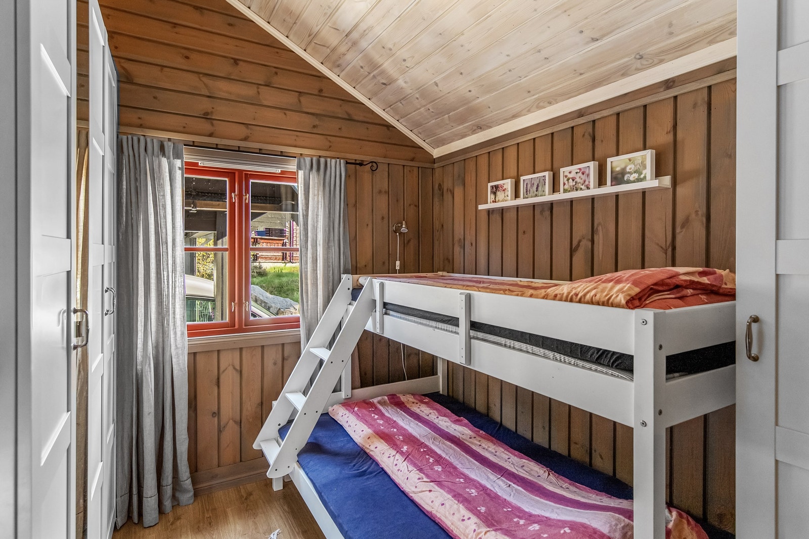 Soverom 2 i 1. etasje med garderobeplass Galleribilde