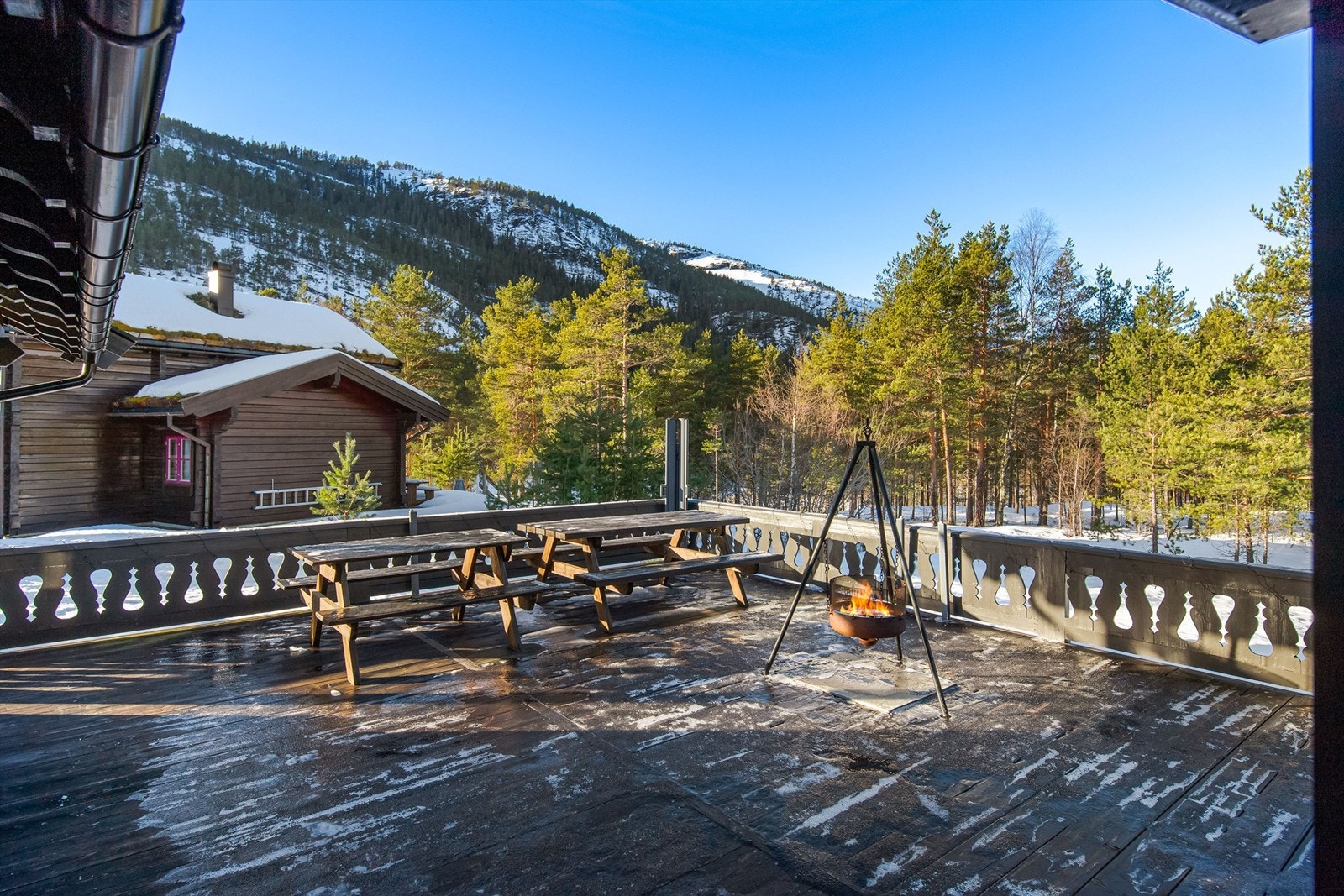 Fint utsyn til omkringliggende fjellkjeder Galleribilde