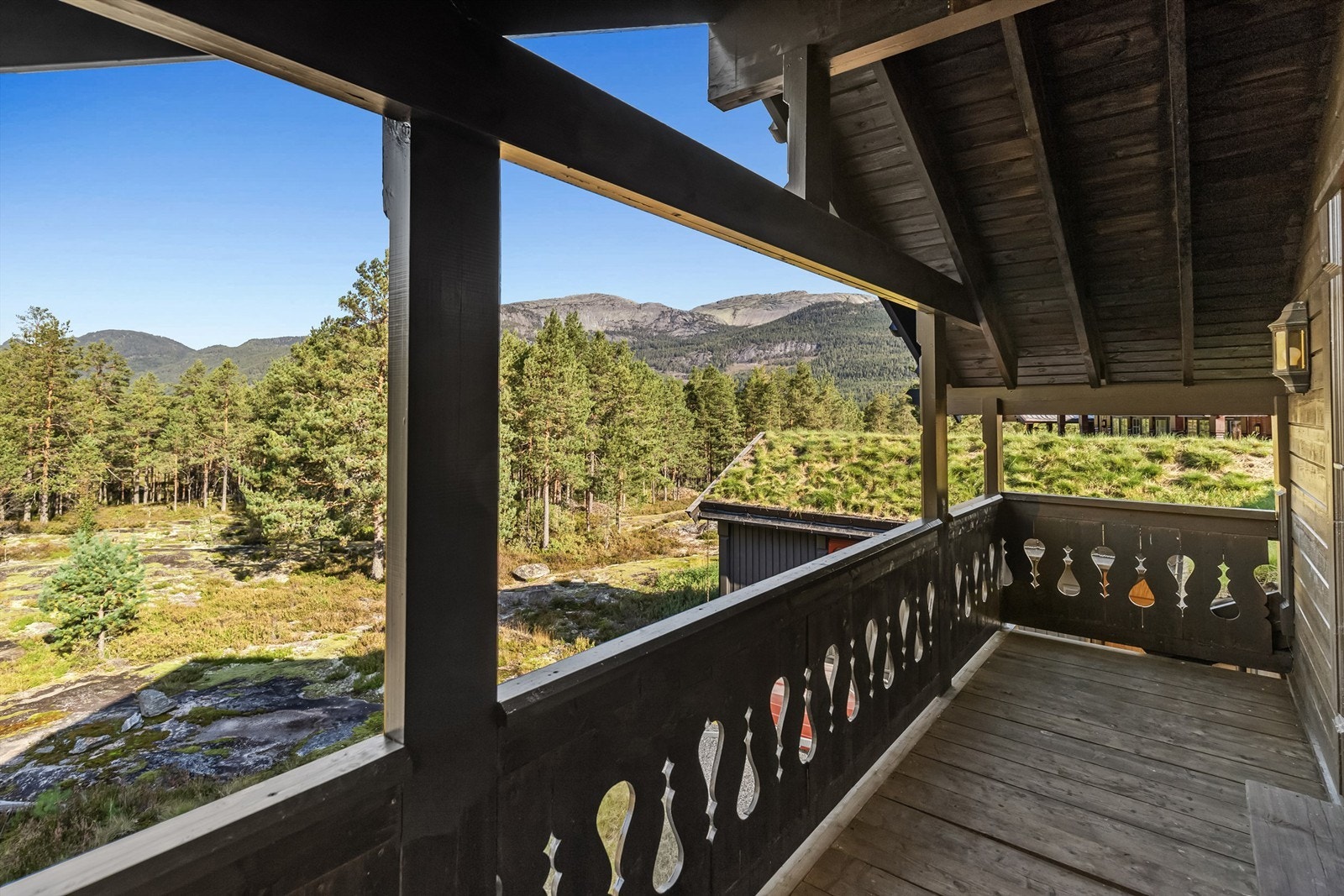 Fint utsyn til omkringliggende områder og fjellkjeder Galleribilde