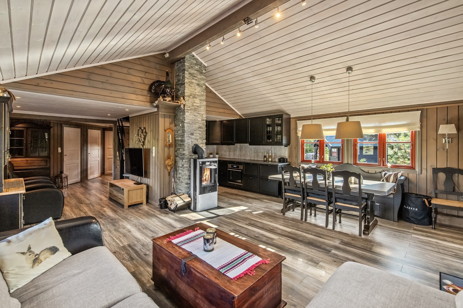 Stor og fin plass til spisestuen i tilknytning til kjøkkenet Galleribilde