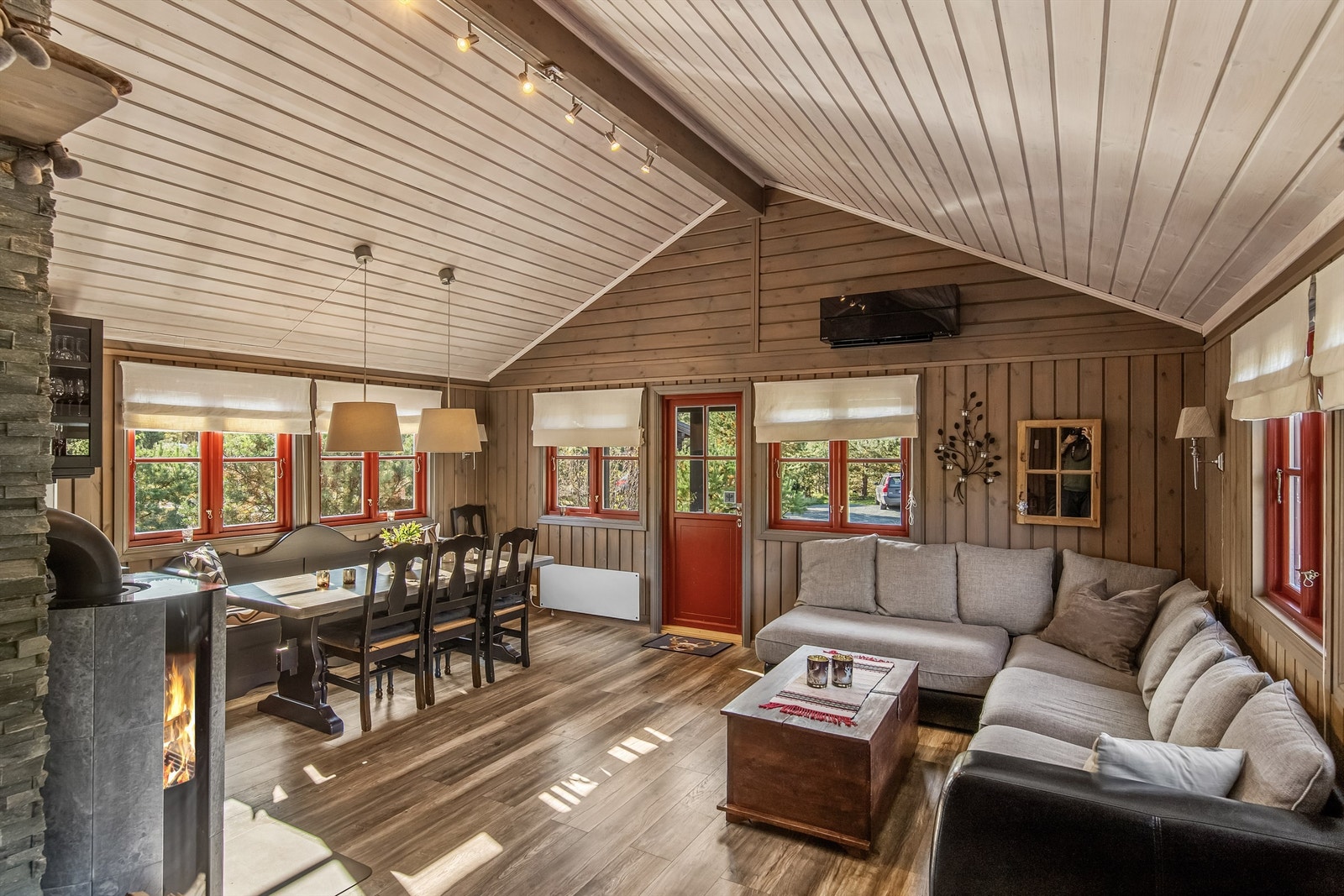 Godt med vinduer i stuen gir rommet naturlig godt lys Galleribilde