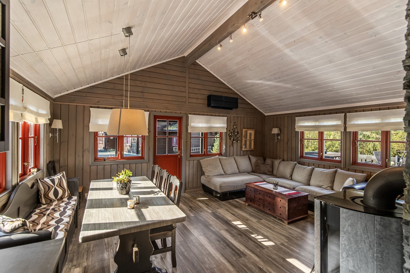 Høy himling i stuen gir rommet ekstra god romfølelse Galleribilde