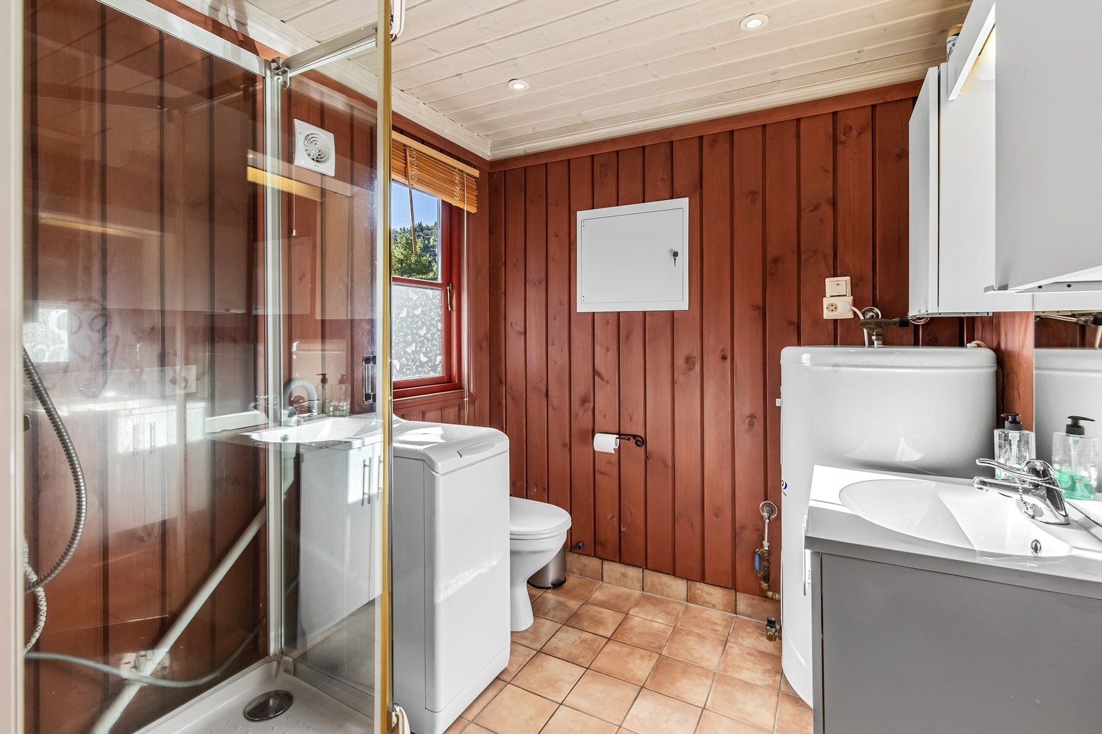 Bad1 med toalett, dusjkabinett og servant i innredning. Opplegg til vaskemaskin Galleribilde