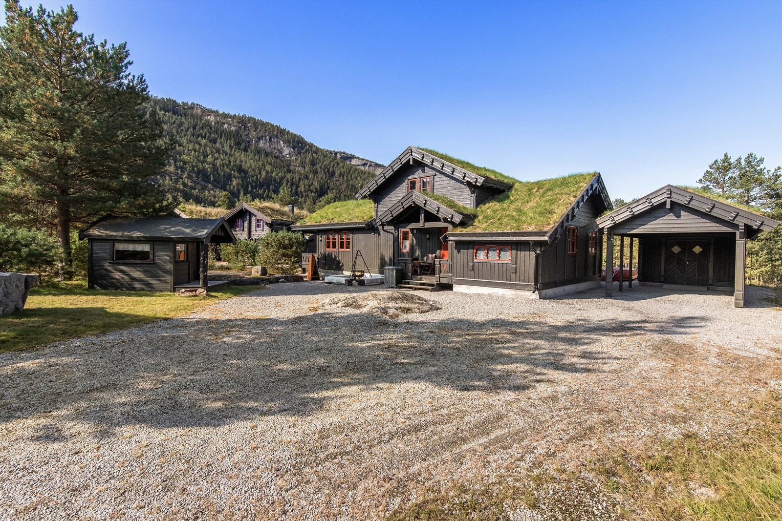 Carport med stor bod i bakkant Galleribilde