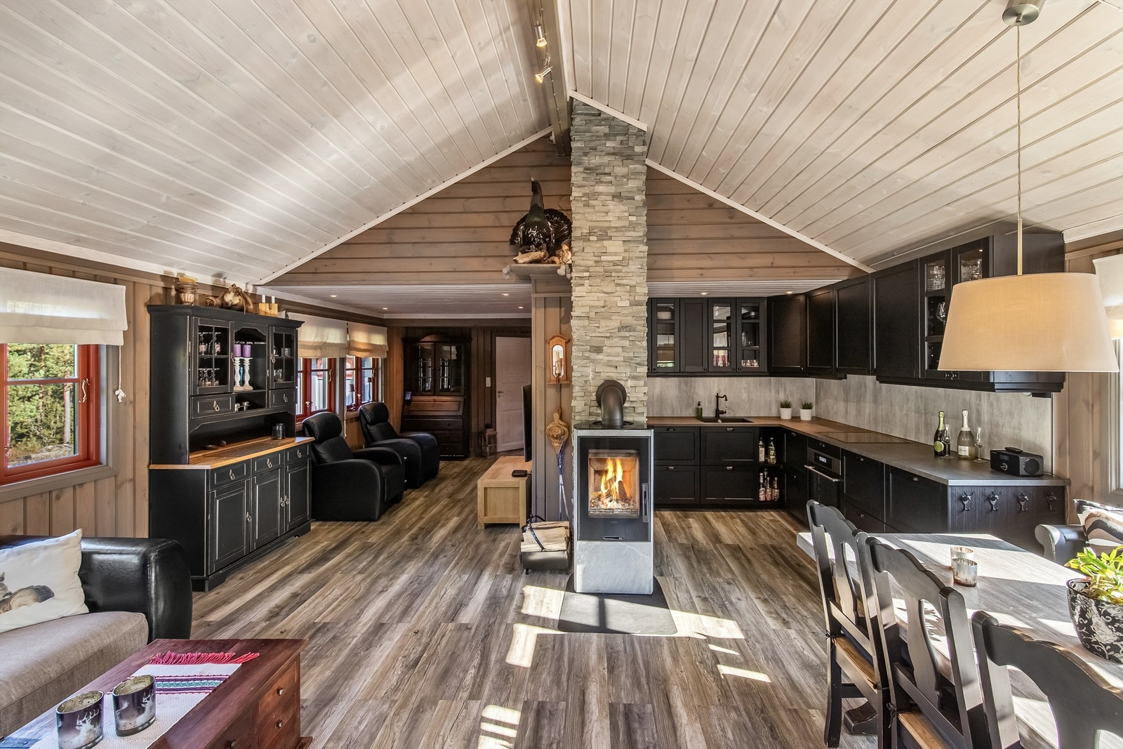 Lekkert og praktisk kjøkken fra Ikea med integrerte hvitevarer Galleribilde