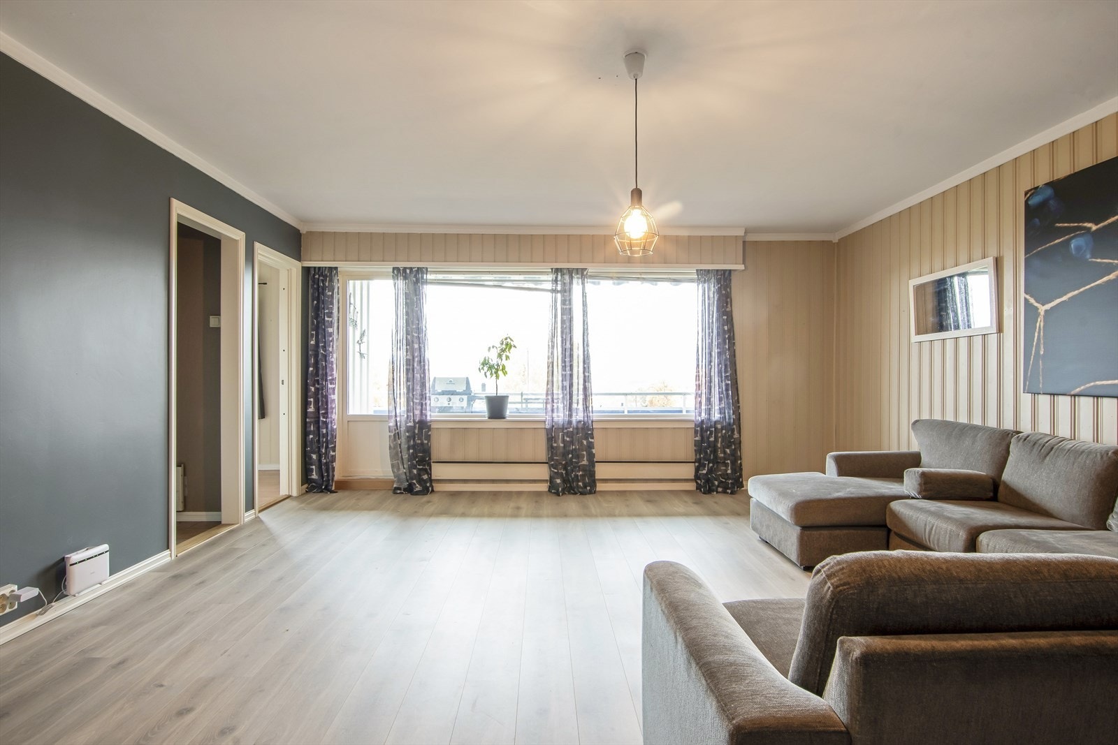 Koselig stue med god plass til en romslig sofa for hyggelige stunder! Galleribilde