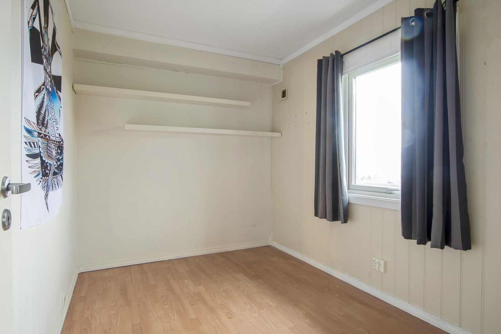 Soverom med vindu mot utsikten. Galleribilde