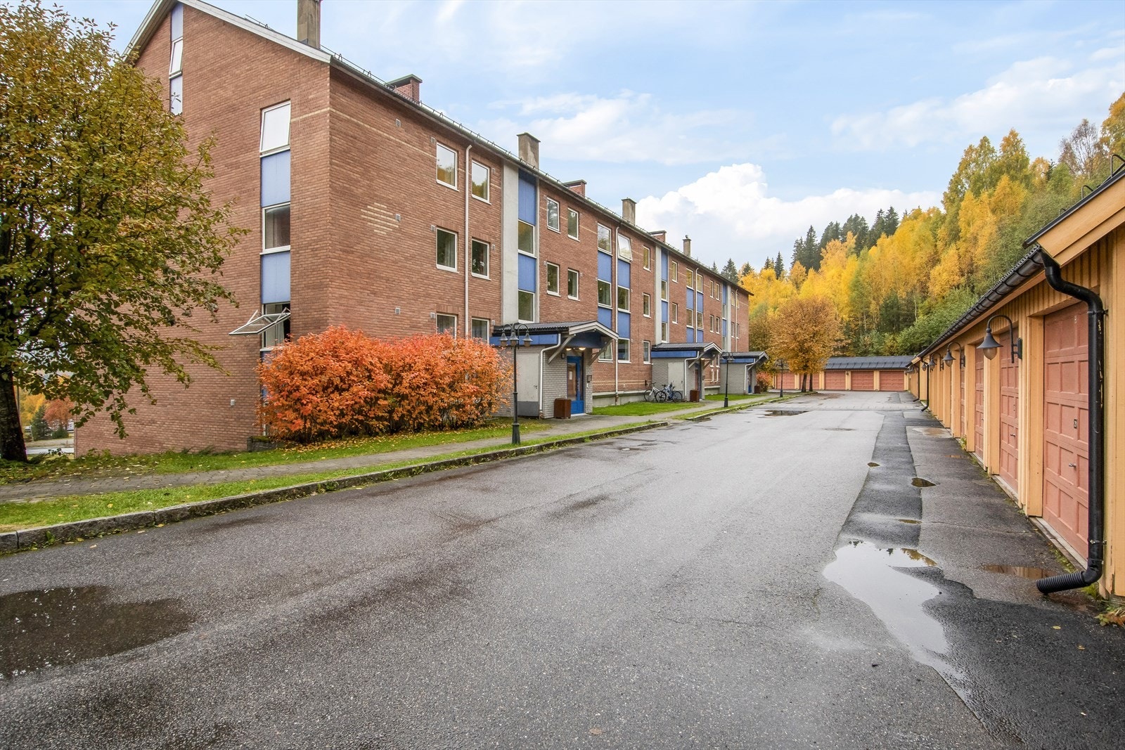 Ryddige omgivelser med garasje ikke langt fra døra. Galleribilde