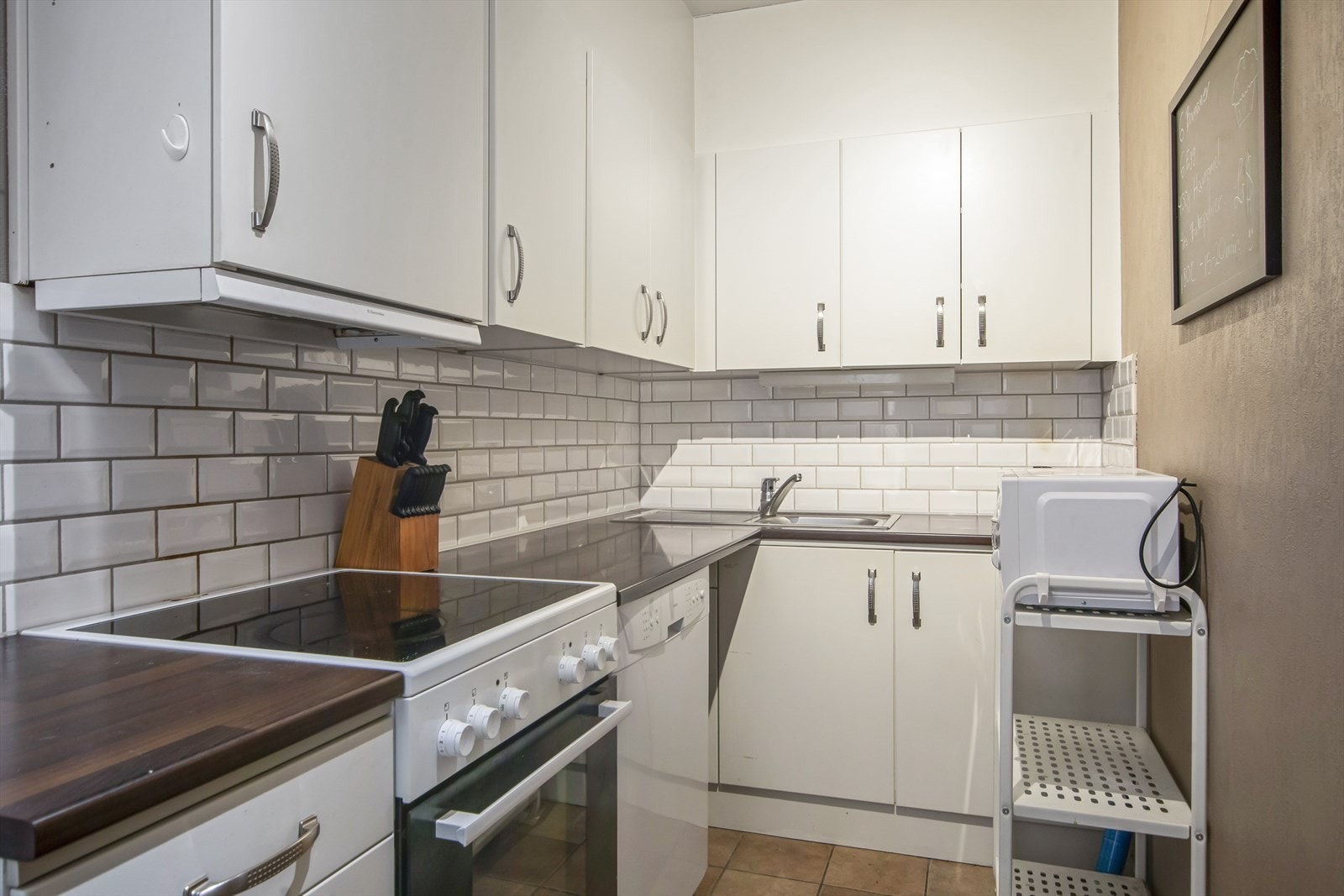 Innholdsrikt kjøkken selv om det ikke er så stort. Galleribilde