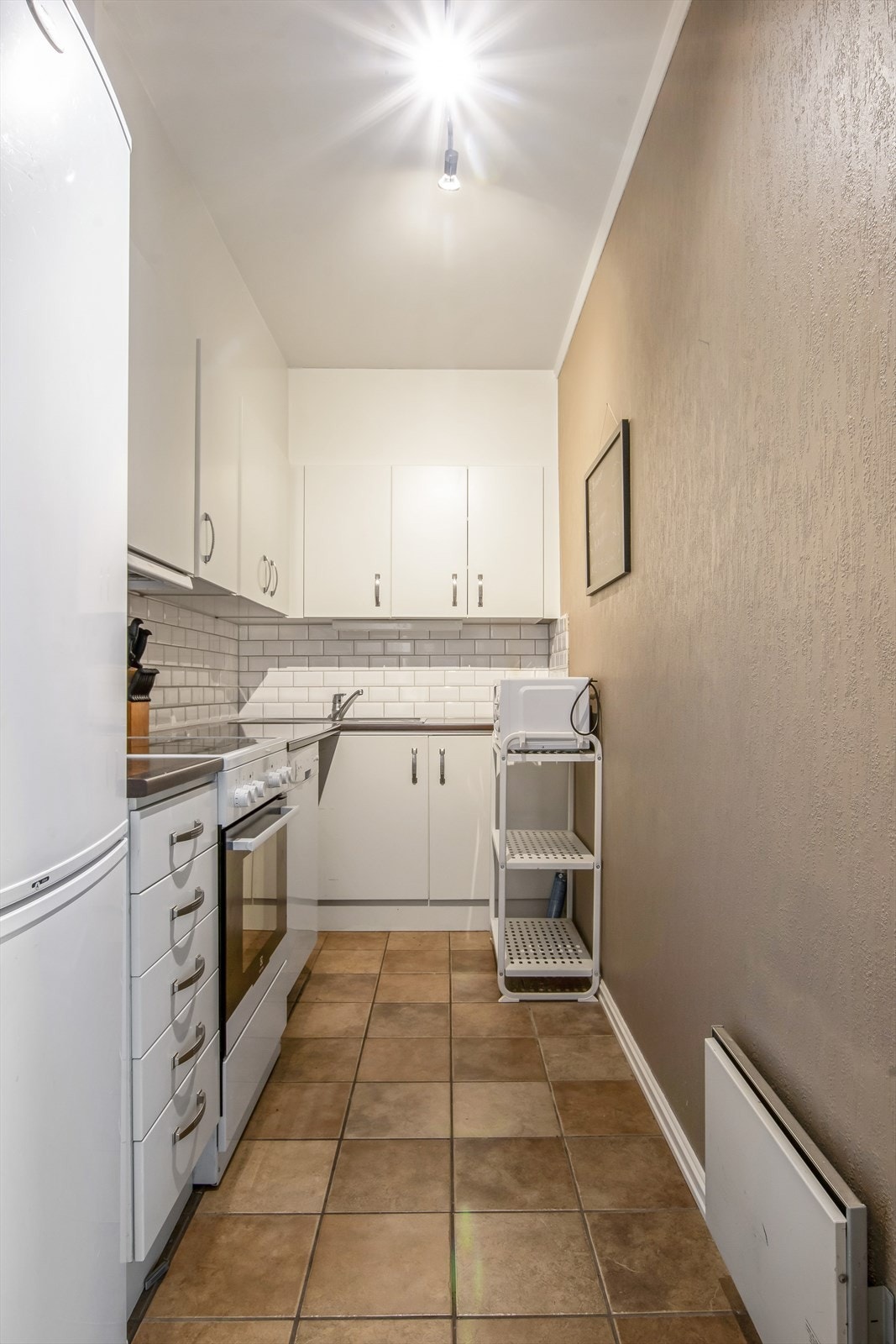 Kompakt kjøkkenkrok med det man trenger for å lage gode middager! Galleribilde