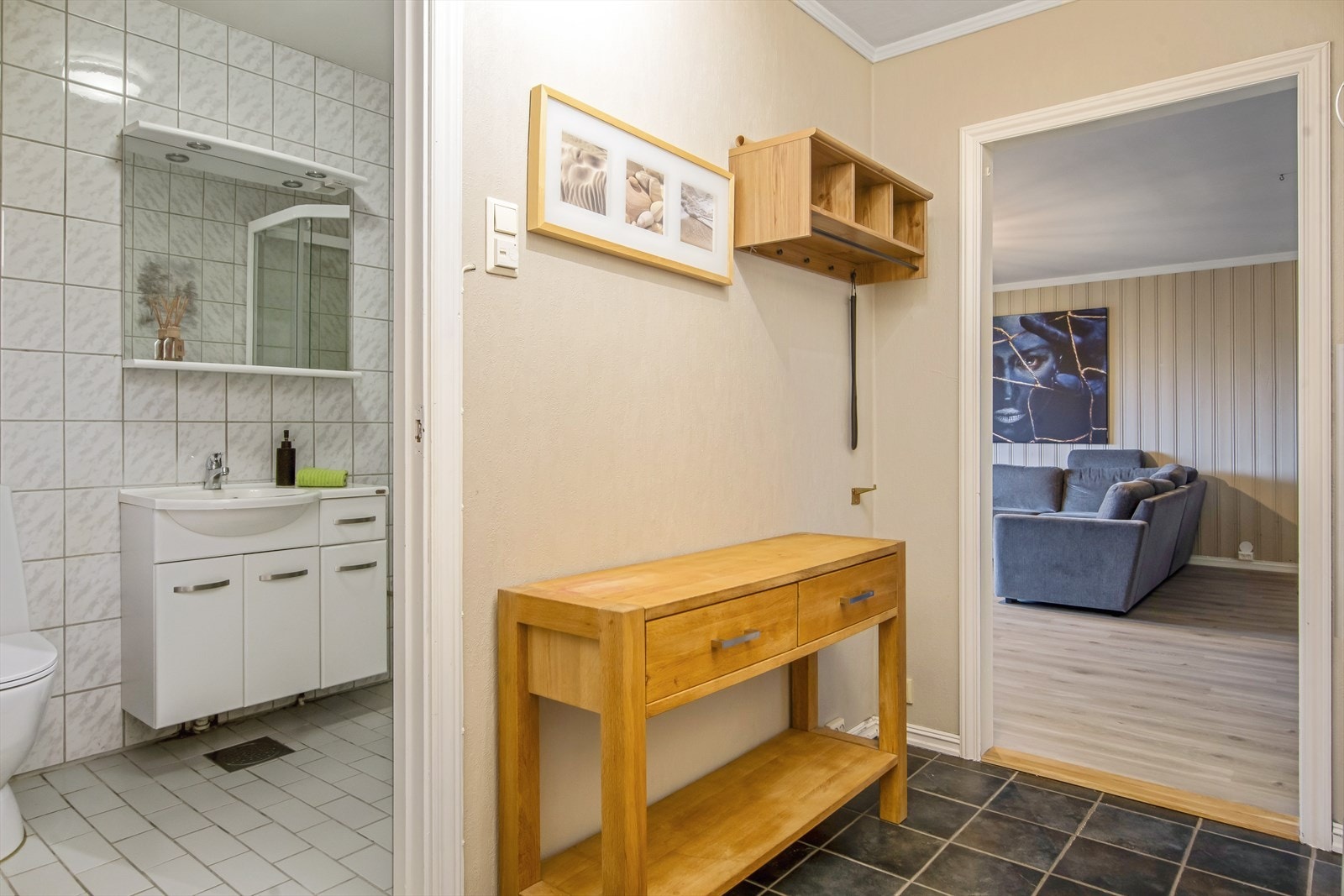 I gangen er det plass til oppbevaring av klær og sko. Galleribilde