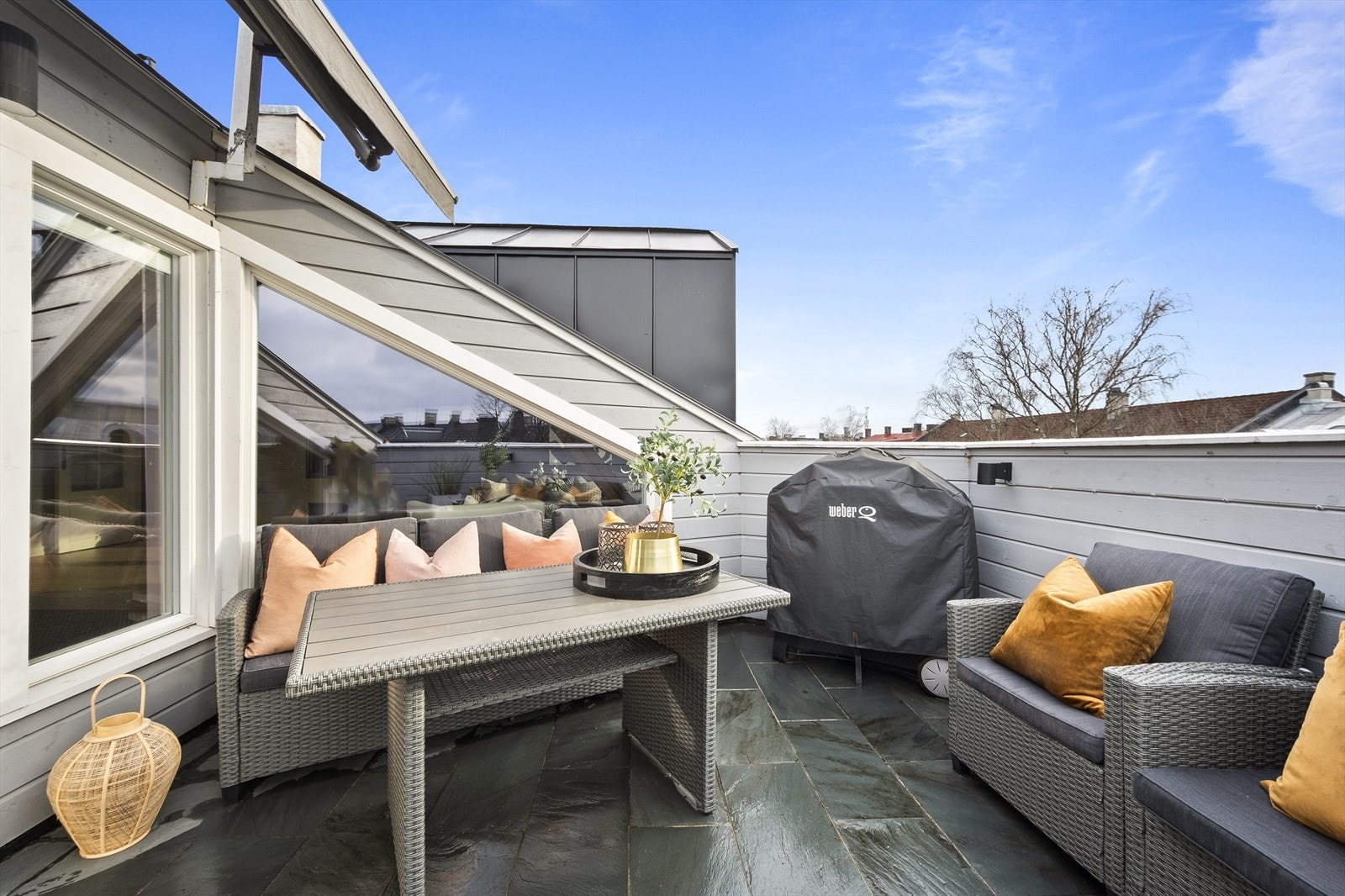 Her er det plass til sittegruppe, grill og beplantning. Galleribilde