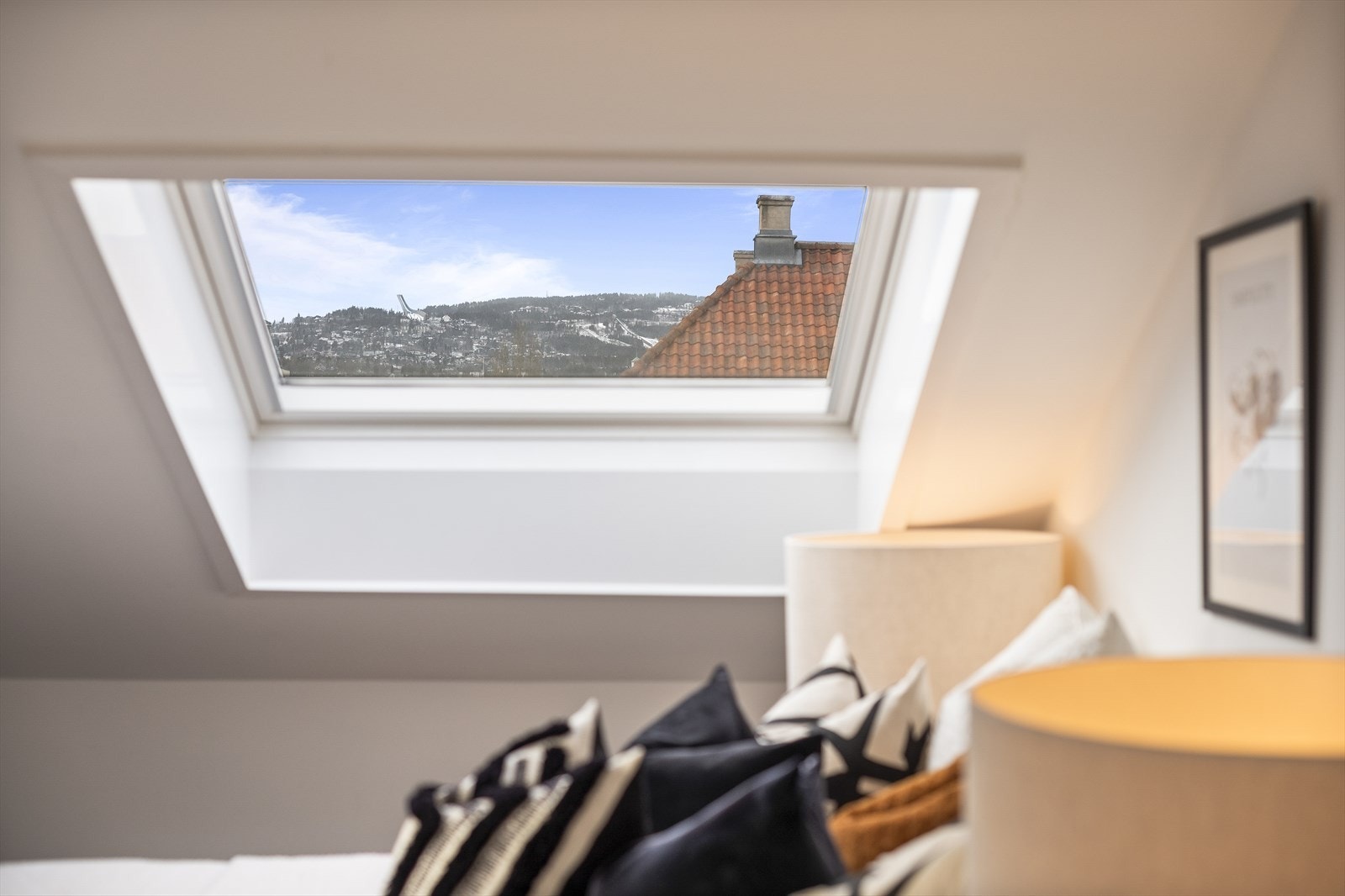 Fra rommet er det fin utsikt mot Holmenkollen. Galleribilde