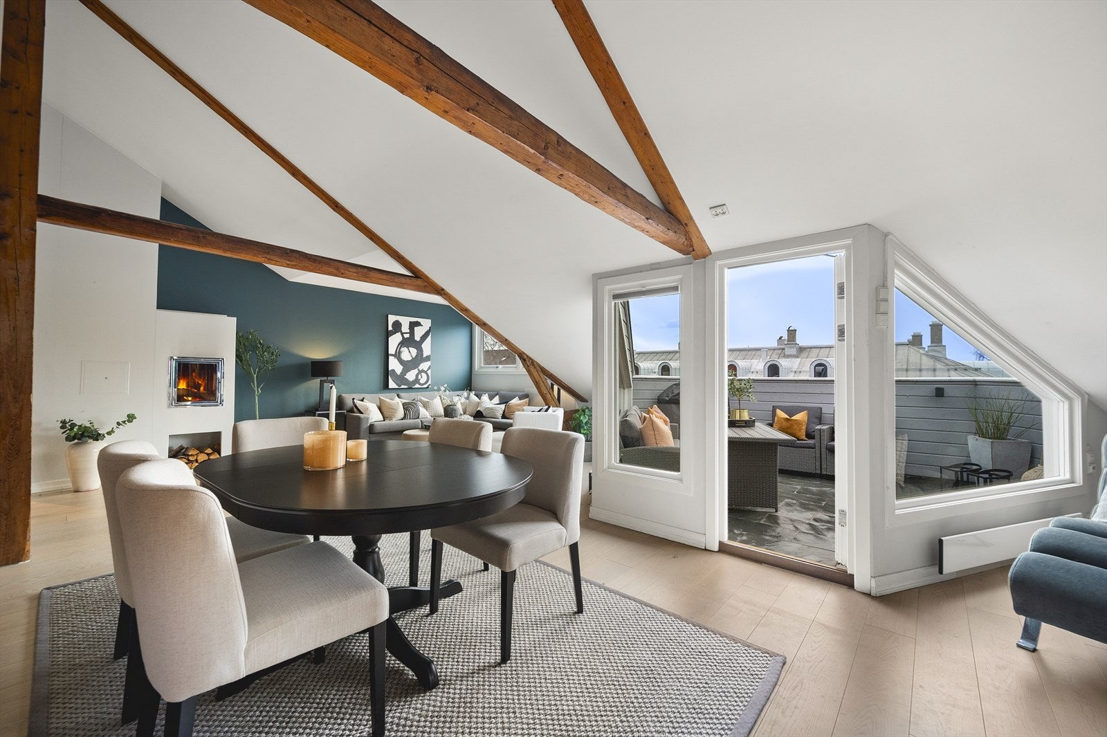 Leiligheten har en innbydende, lys og gjennomført stue med store vindusflater, generøs takhøyde og nydelige detaljer. Galleribilde