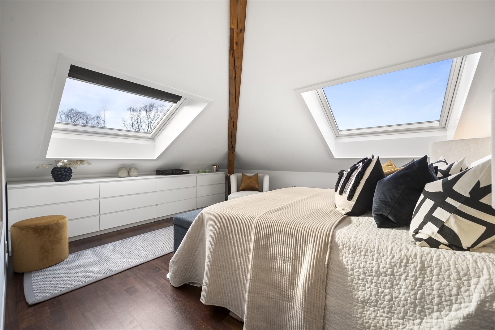 Rommet har to takvinduer som sikrer godt med lys og luft. Galleribilde