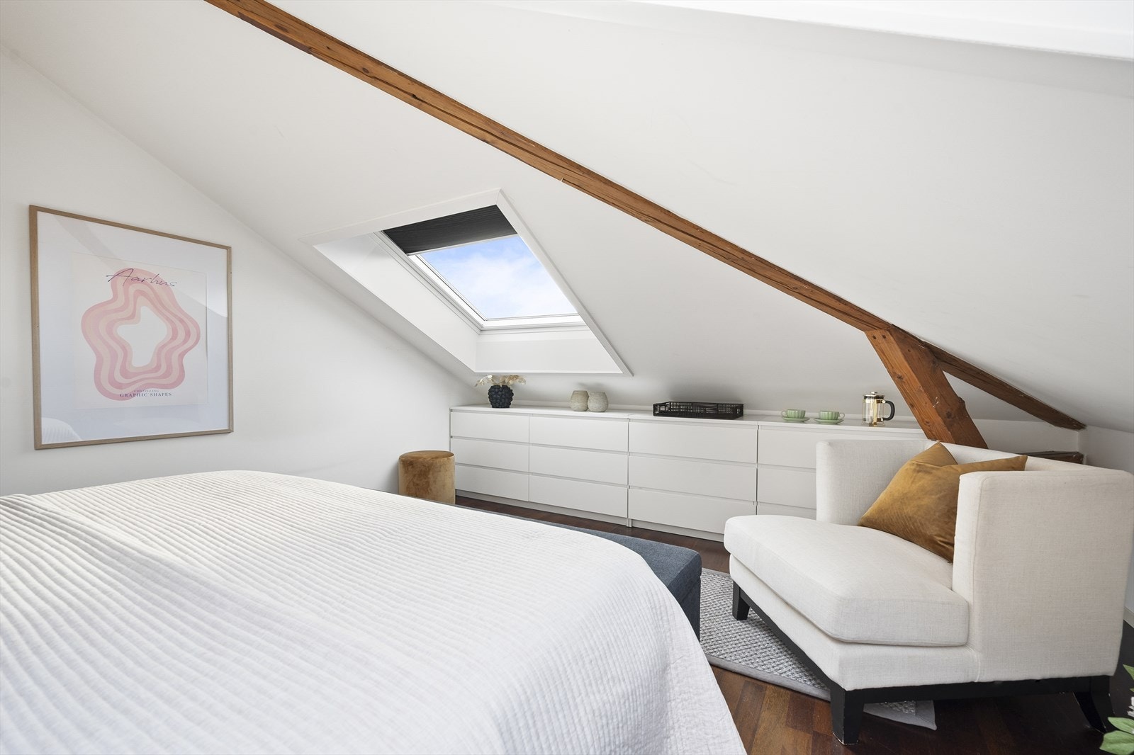 Det er plass til kommoder eller skap for oppbevaring. Galleribilde