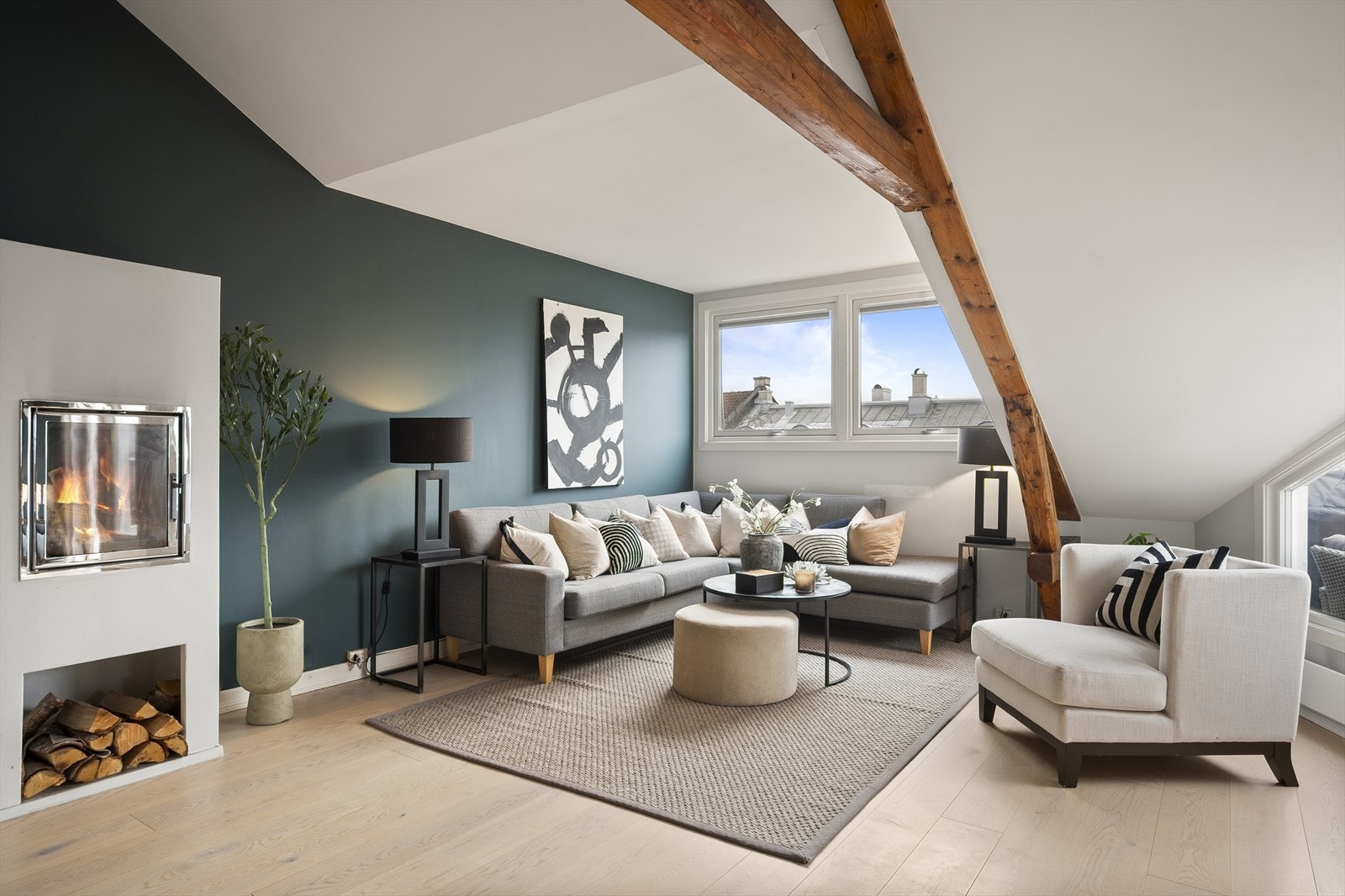 Den stemningsfulle peisen sikrer behagelig, vedvarende varme og bidrar til hyggelig stemning på kalde høst- og vinterkvelder. Galleribilde