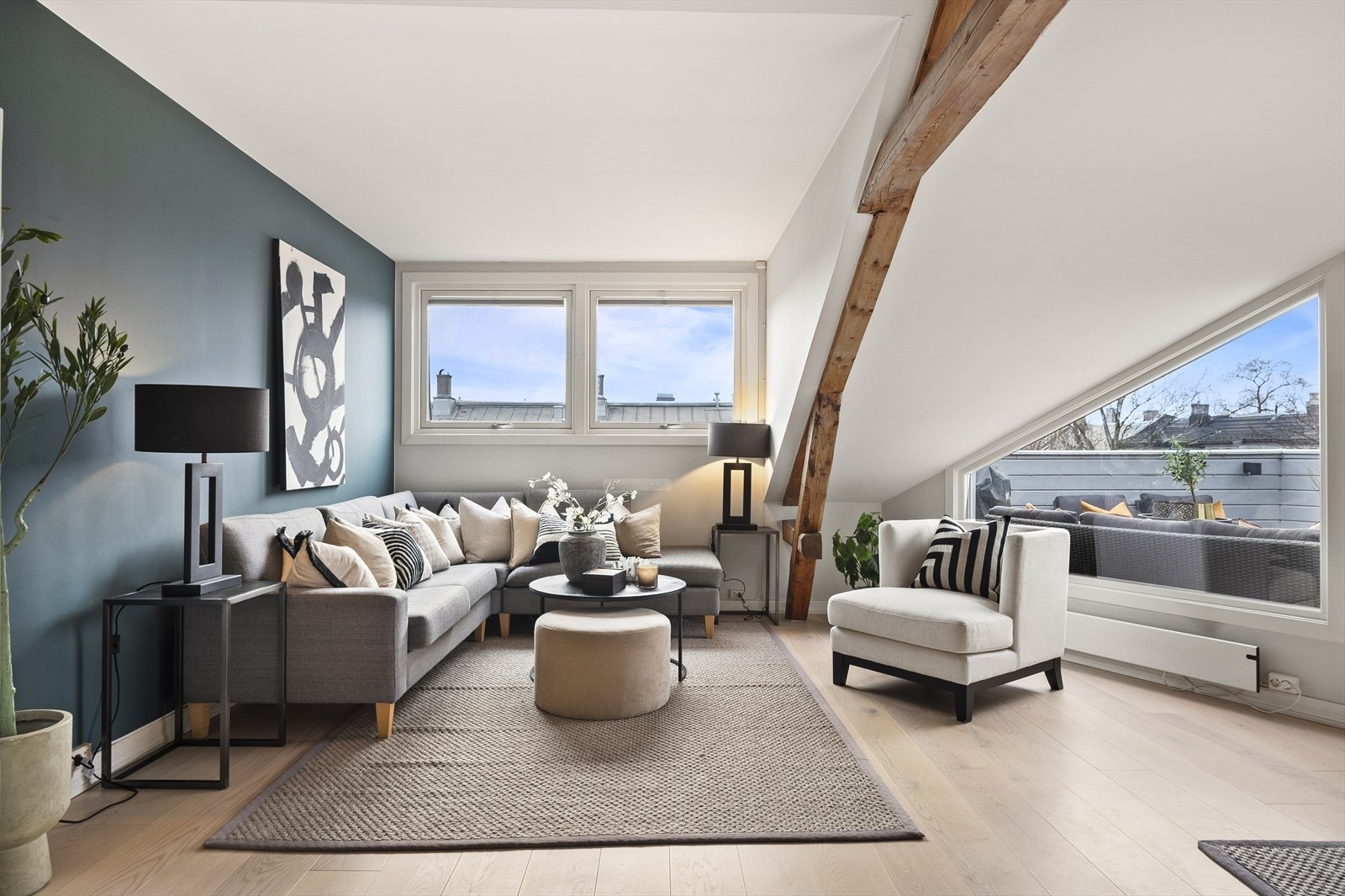 Det er god plass til stor sofagruppe med tilhørende sofabord og tv-benk. Galleribilde