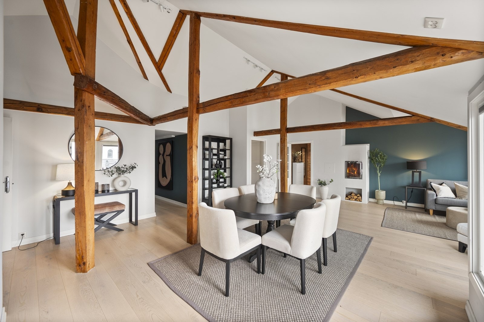 Stuen har en velutformet planløsning som gjør innredningsjobben enkel. Det kan enkelt møbleres i ulike soner. Galleribilde