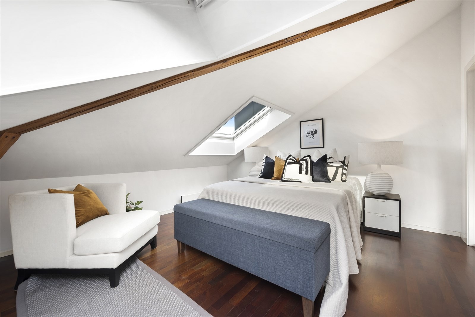 Hovedsoverommet er romslig, og har god plass til dobbeltseng og nattbord på hver side. Galleribilde