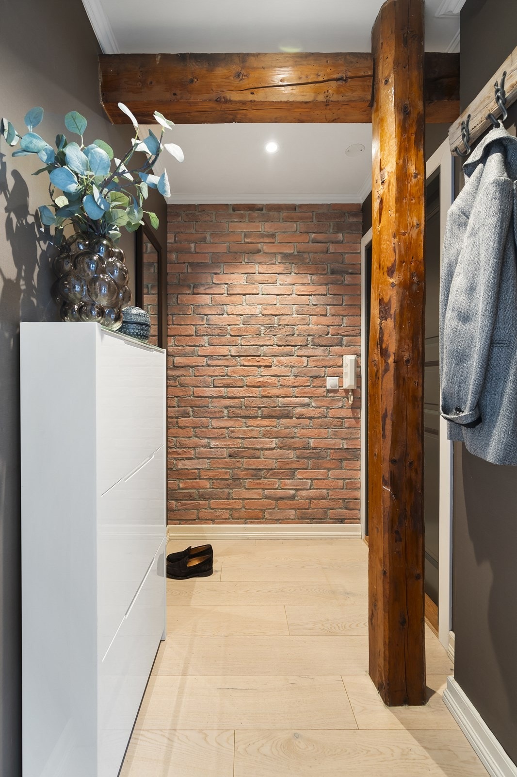 Velkommen inn! I gangen er det plass til knagger og skohylle for oppbevaring av yttertøy. Galleribilde