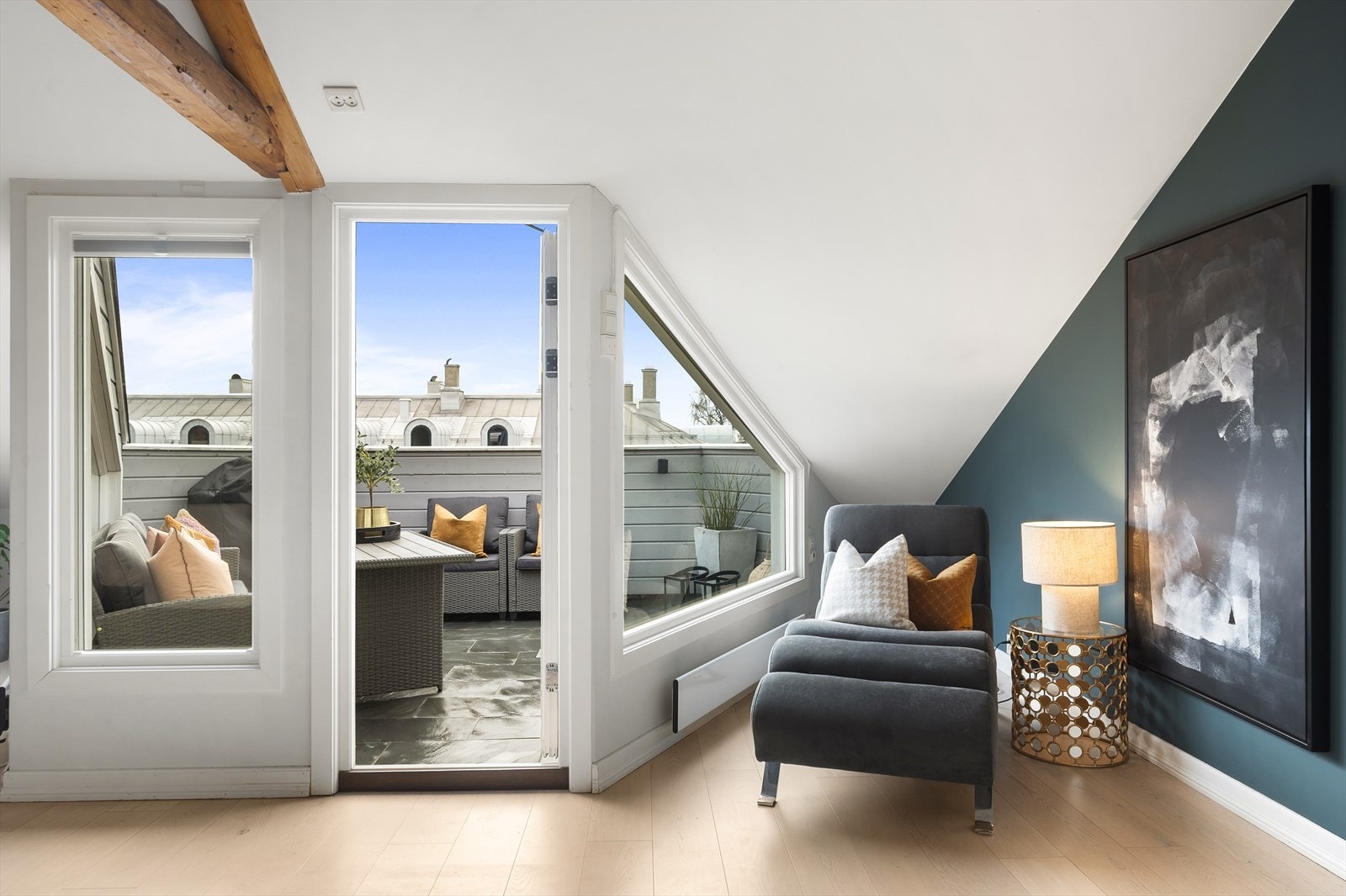 Leiligheten ligger i 5. etasje og inneholder entré, bad, gang, innvendig bod, toalettrom, tre soverom, kjøkken og stue. Galleribilde