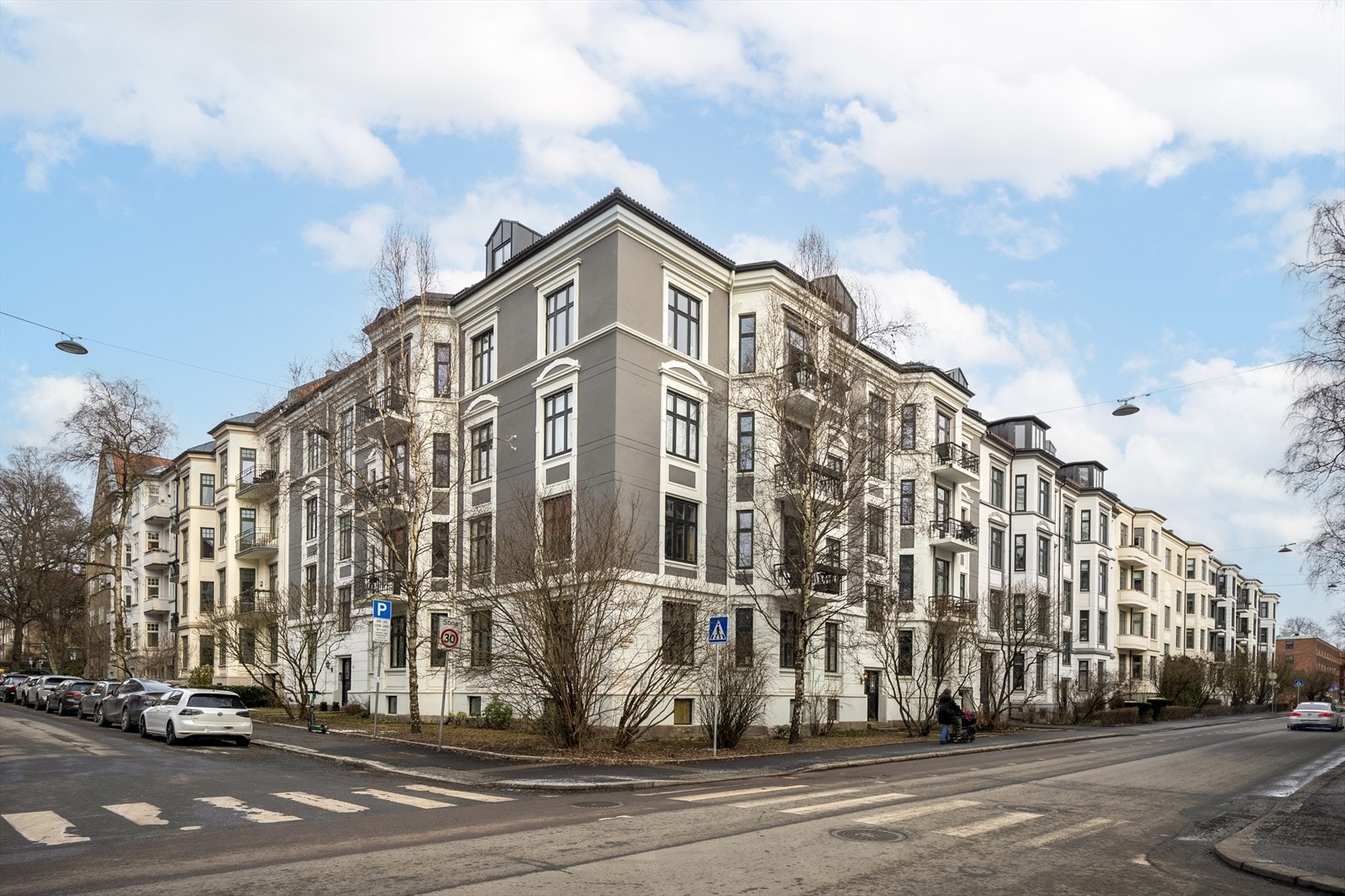 Nydelig, klassisk gård fra 1914 med forhager og hyggelig bakgård. Galleribilde