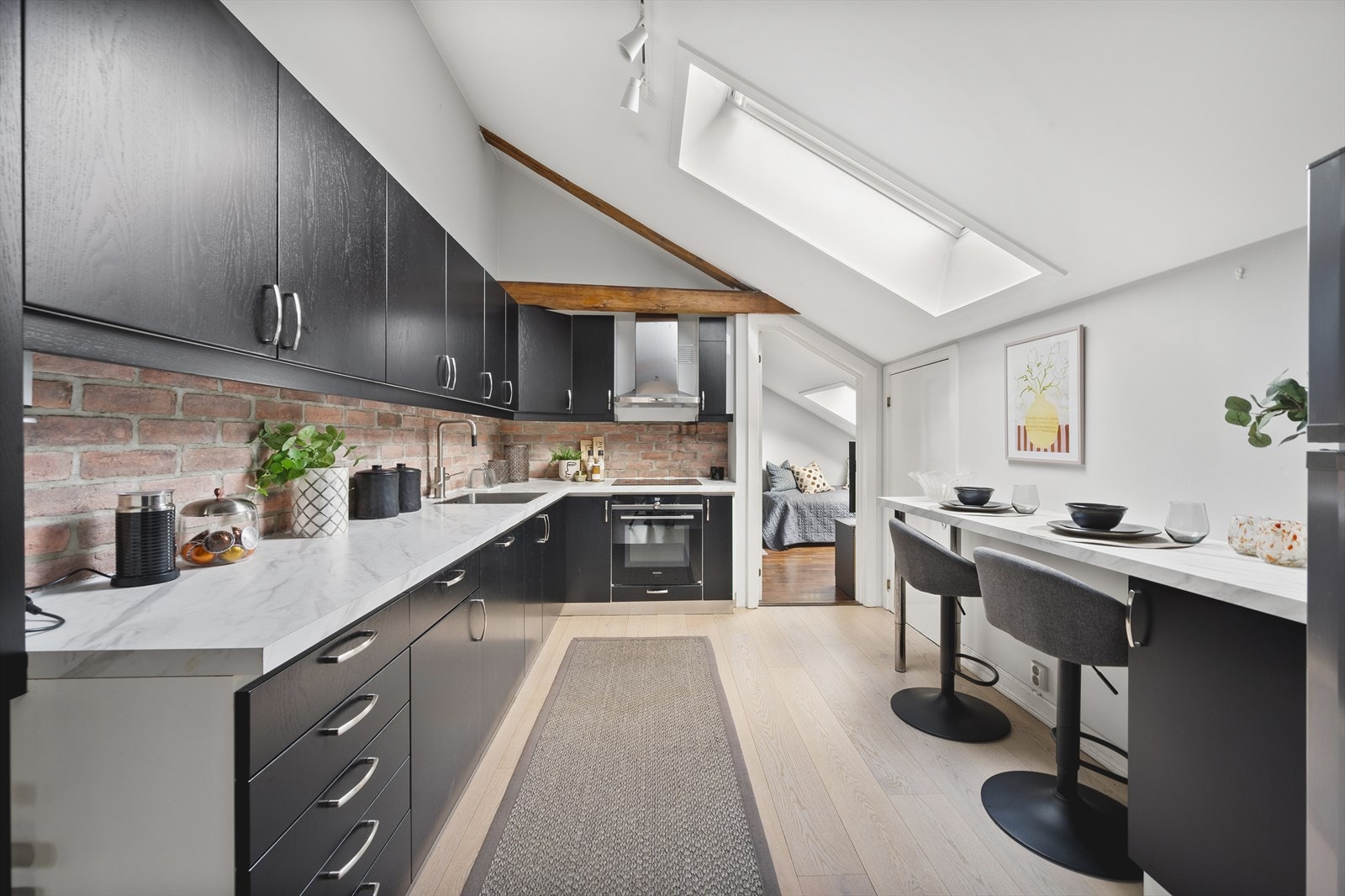 Hvitevarene er integrerte, og består av platetopp, stekeovn og oppvaskmaskin sant frittstående kjøleskap. Galleribilde